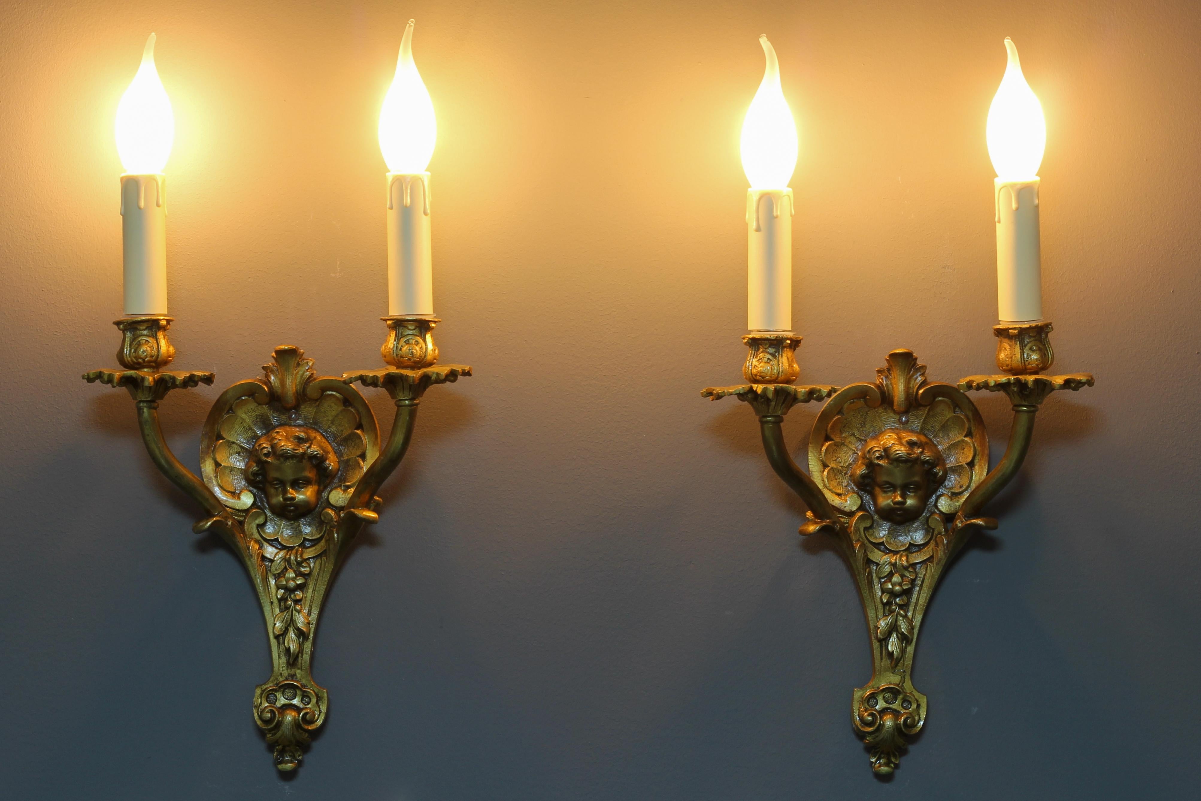 Pair of French Louis XV Style Bronze Cherubs Head Twin Arm Wall Sconces, 1930s In Good Condition In Barntrup, DE