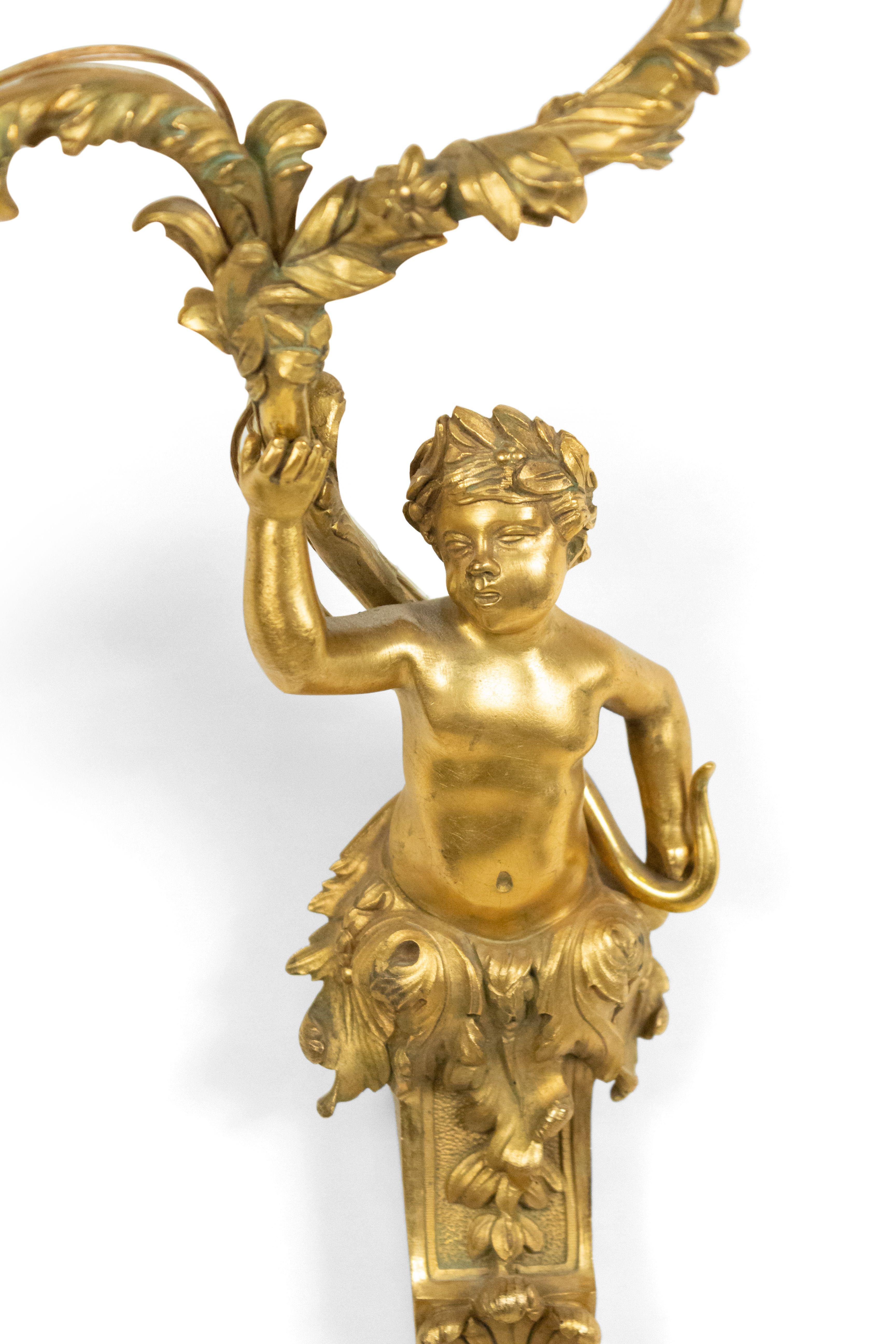 Paar französische goldbronzene Putten-Wandleuchter im Louis-XV-Stil (Louis XV.) im Angebot