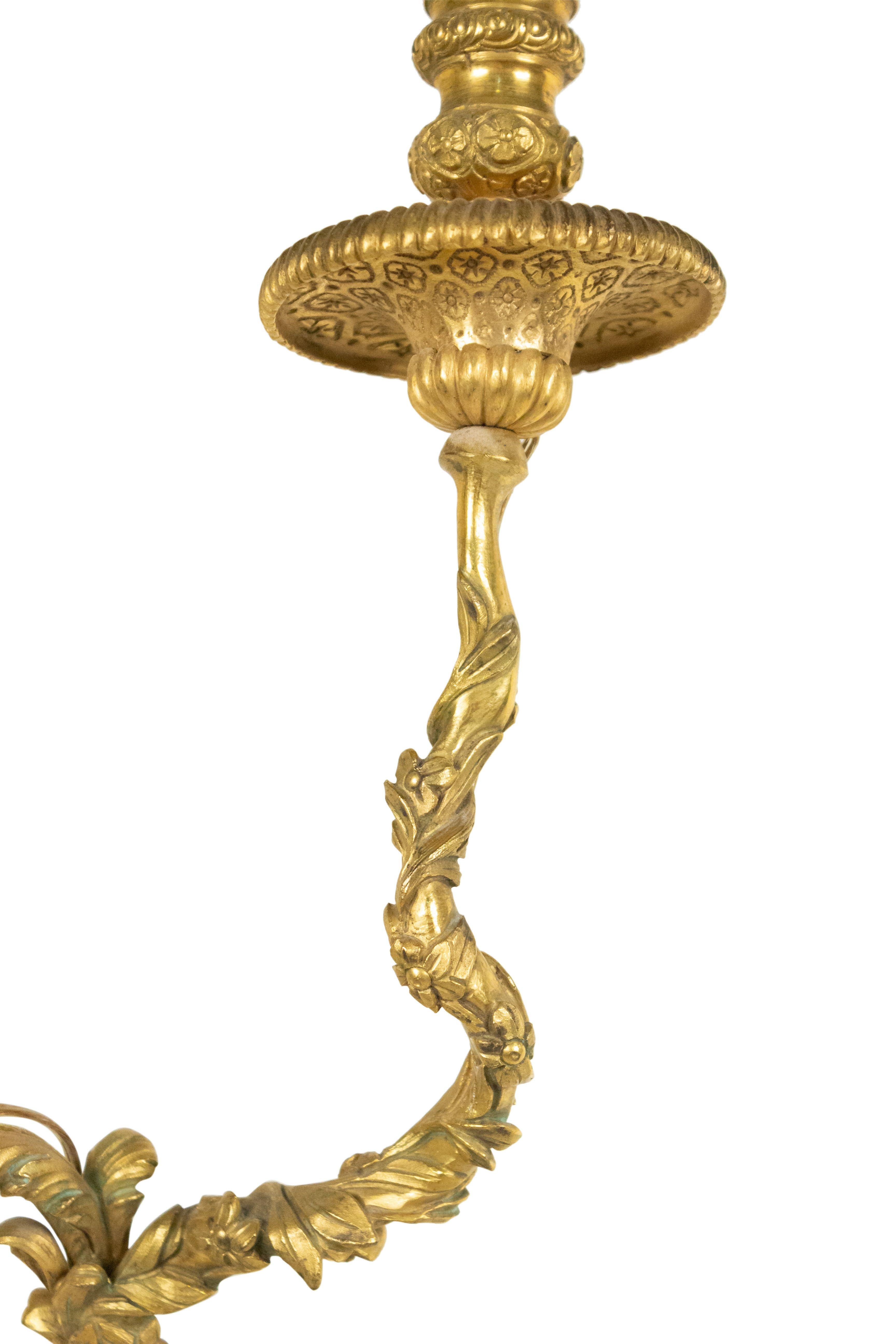 Paar französische goldbronzene Putten-Wandleuchter im Louis-XV-Stil (20. Jahrhundert) im Angebot