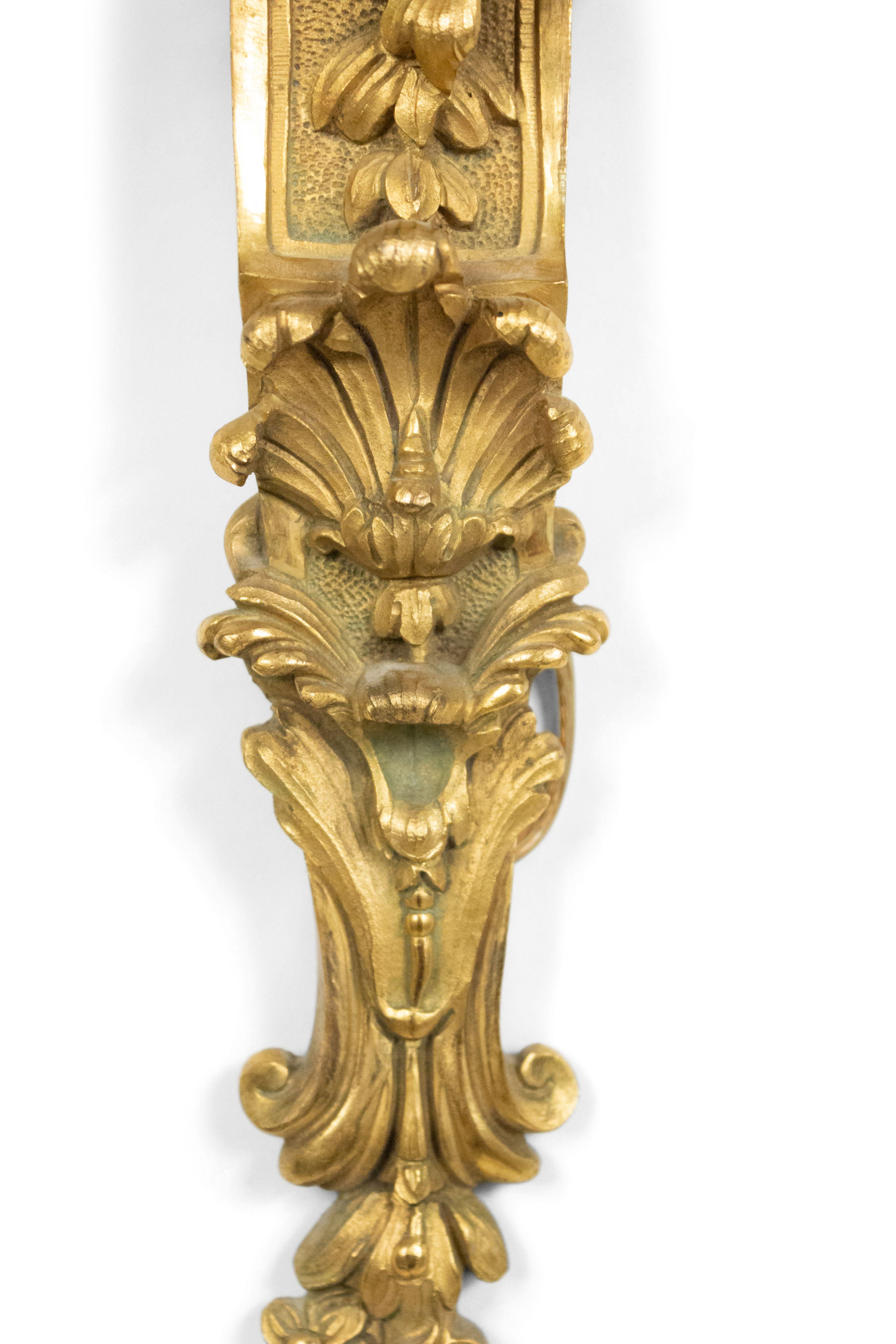 Paar französische goldbronzene Putten-Wandleuchter im Louis-XV-Stil (Metall) im Angebot