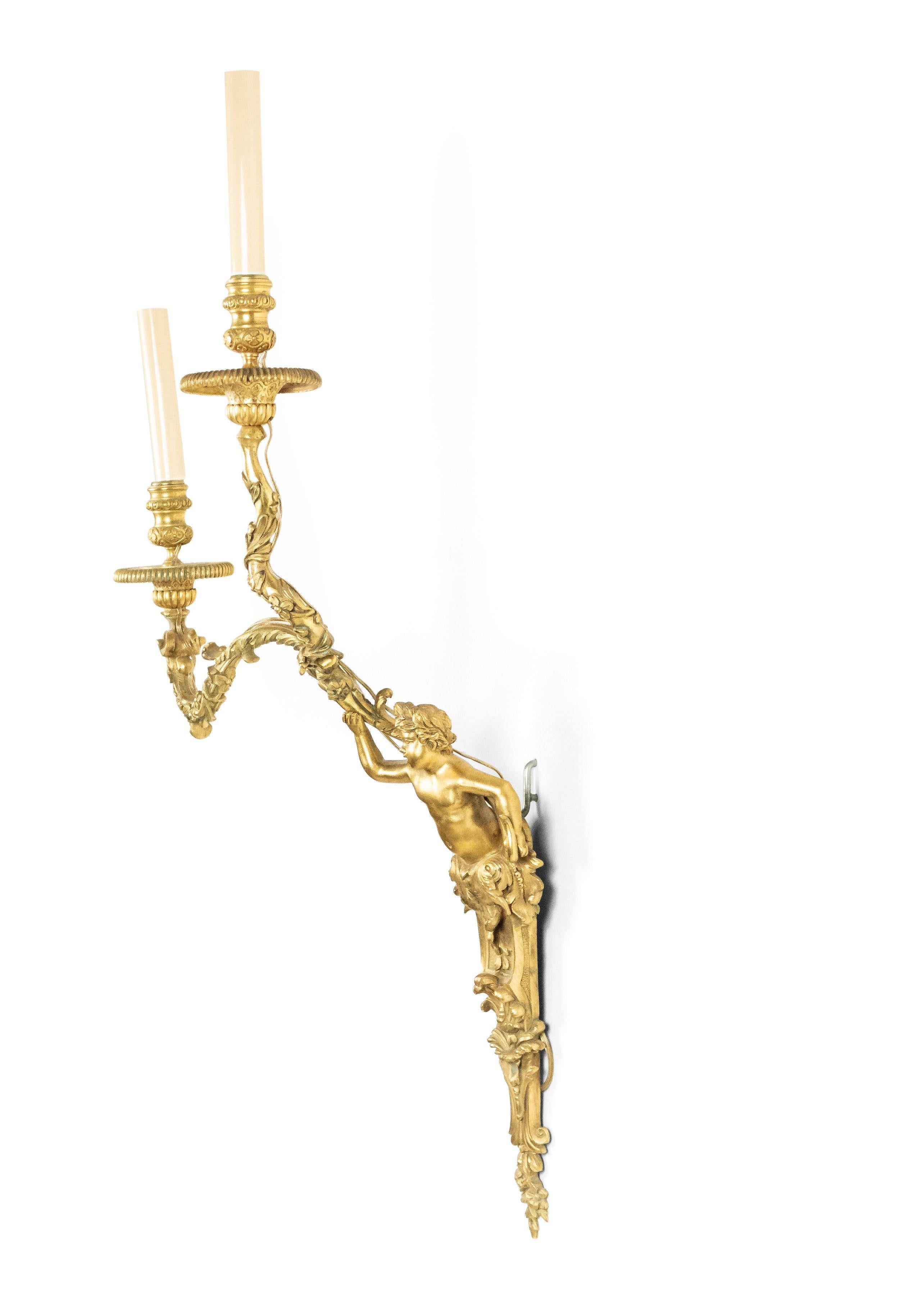 Paar französische goldbronzene Putten-Wandleuchter im Louis-XV-Stil im Angebot 1