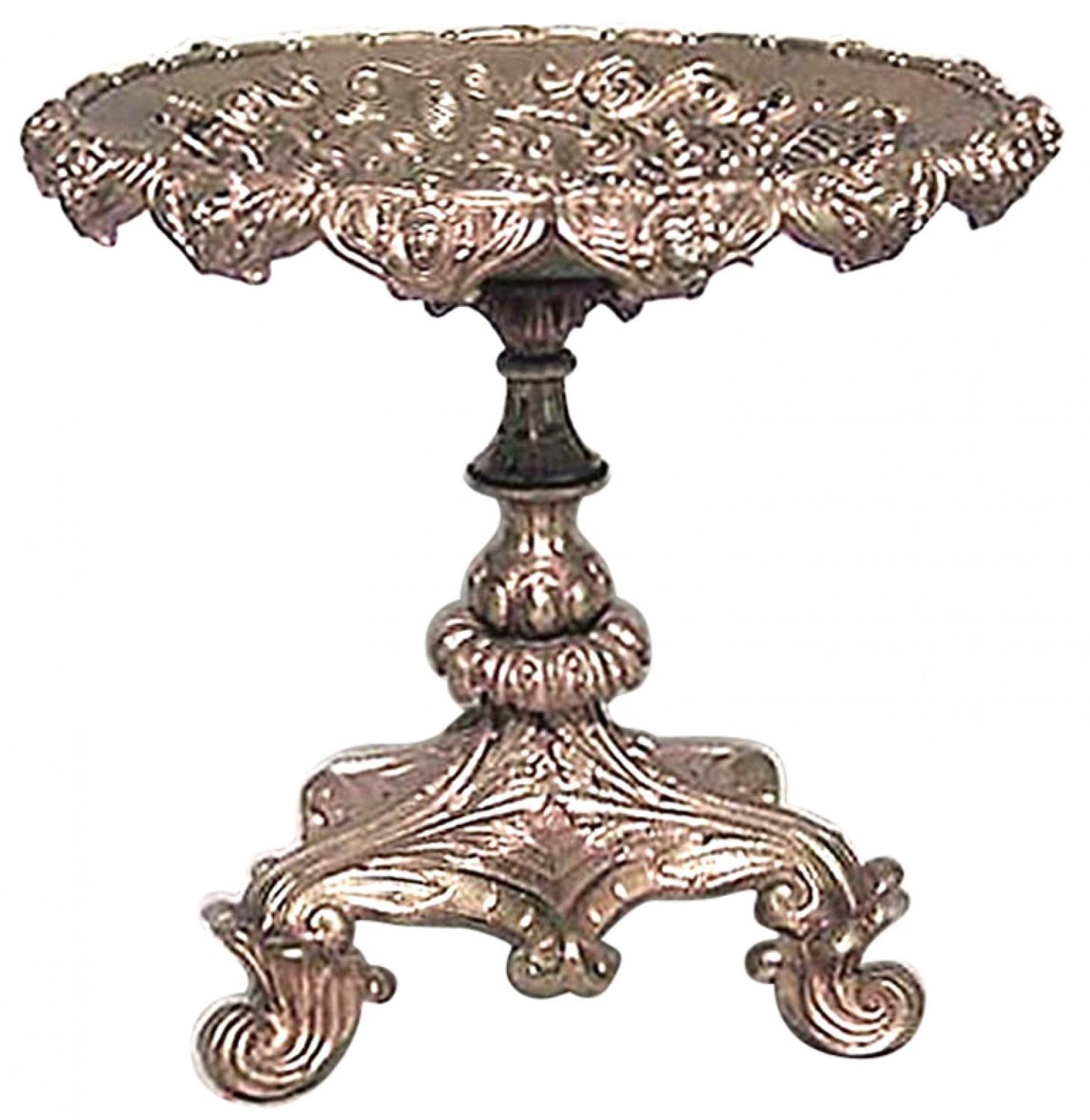 PAIRE de compotes de style Louis XV (19ème siècle) sur piédestal en bronze doré, reposant sur trois pieds à enroulement, avec un plateau rond et des têtes sur le bord. (PRIX PAR PAIRE)