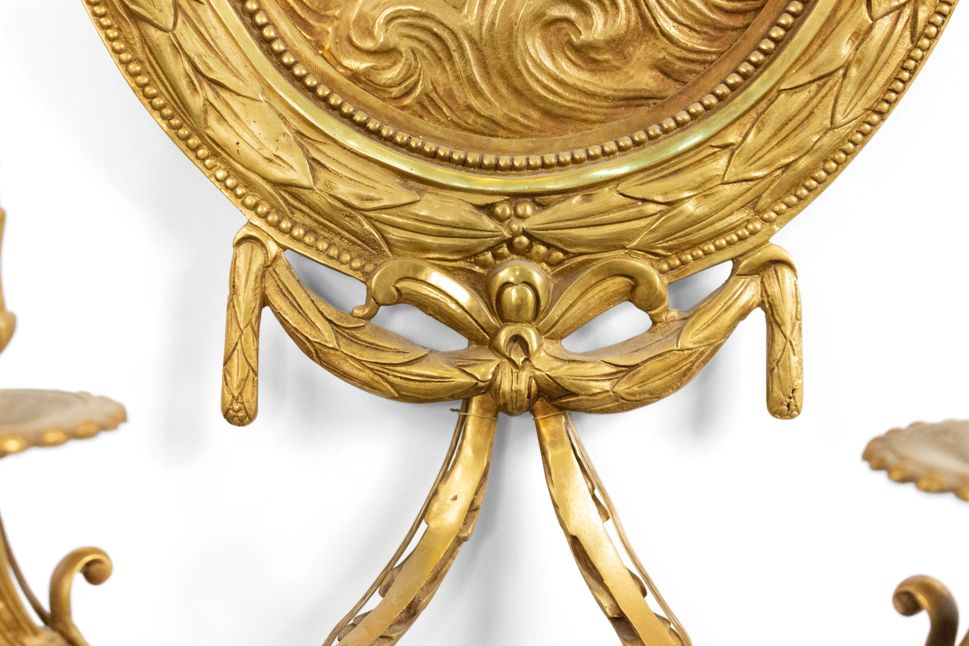Pareja de Apliques de Cupido de Bronce Dore Estilo Luis XV Francés Dorado en venta