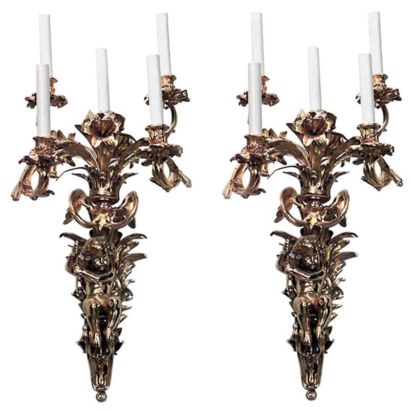 Pareja de Apliques de Cupido de Bronce Dore Estilo Luis XV Francés en venta