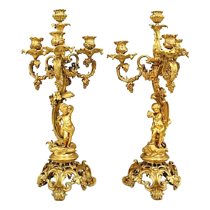 Paar französische vierarmige Amor-Kandelaber aus Bronze im Louis-XV-Stil aus Bronze, Louis XV.-Stil
