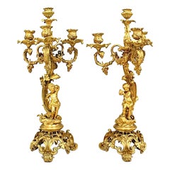Pareja de candelabros cupidos de cuatro brazos estilo Luis XV francés de bronce dorado
