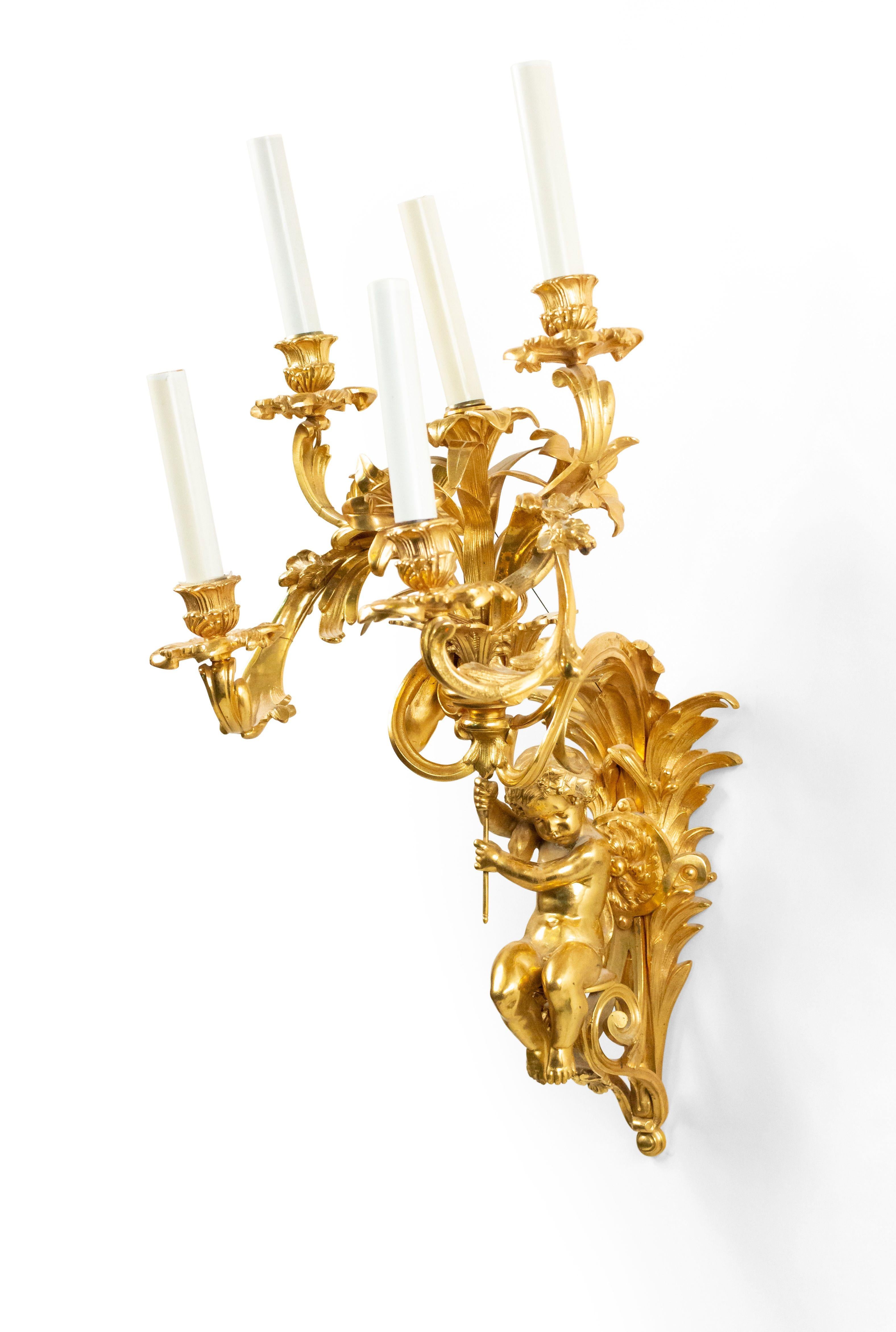Coppia di appliques francesi in stile Luigi XV con Cupido in bronzo Dore In condizioni buone in vendita a Queens, NY