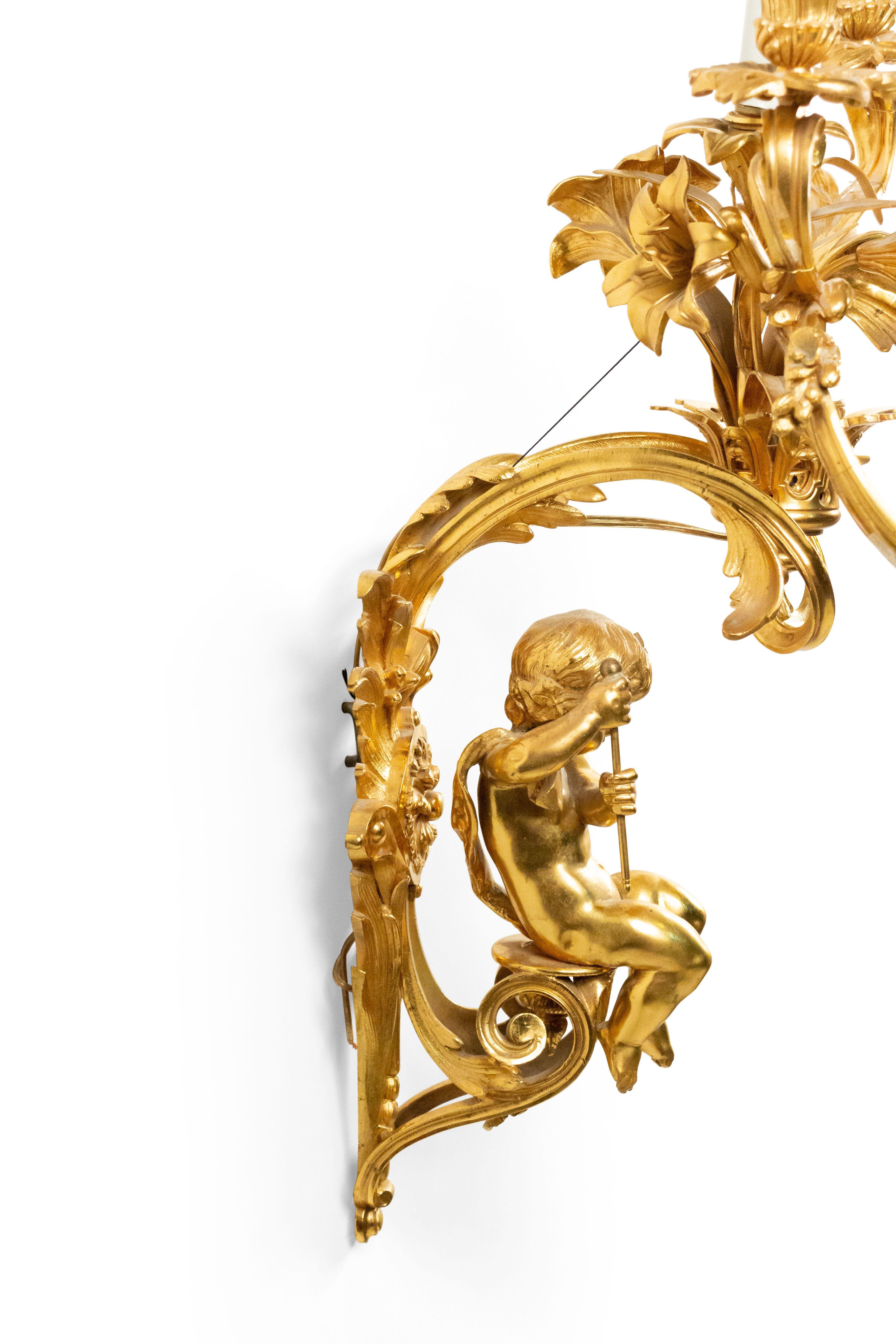Coppia di appliques francesi in stile Luigi XV con Cupido in bronzo Dore in vendita 2