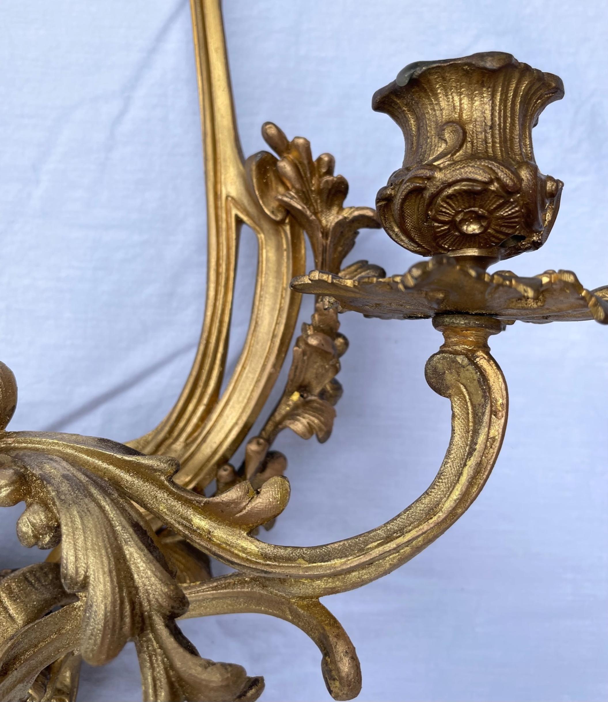 Zwei französische Bronze-Wandleuchter im Louis-XV-Stil mit vier Leuchten im Angebot 5