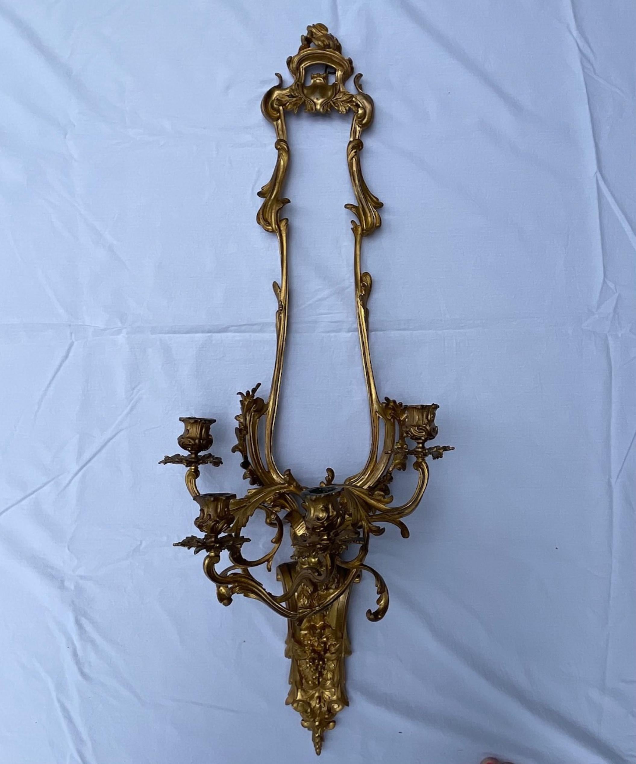 Coppia di applique francesi a quattro luci in bronzo in stile Luigi XV

Importante coppia antica di appliques in bronzo dorato a fuoco. Sono insoliti e di qualità eccezionale. Questo raro modello in bronzo finemente fuso e cesellato si concentra