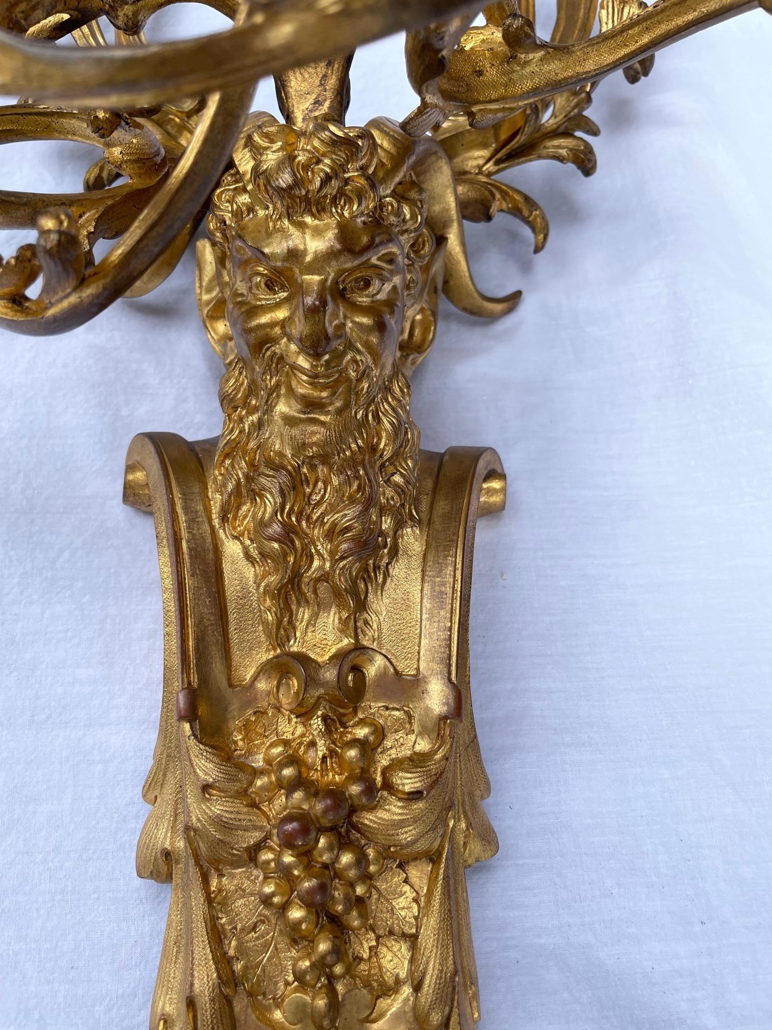 Coppia di lampade a quattro luci in bronzo in stile Luigi XV francese in vendita 2