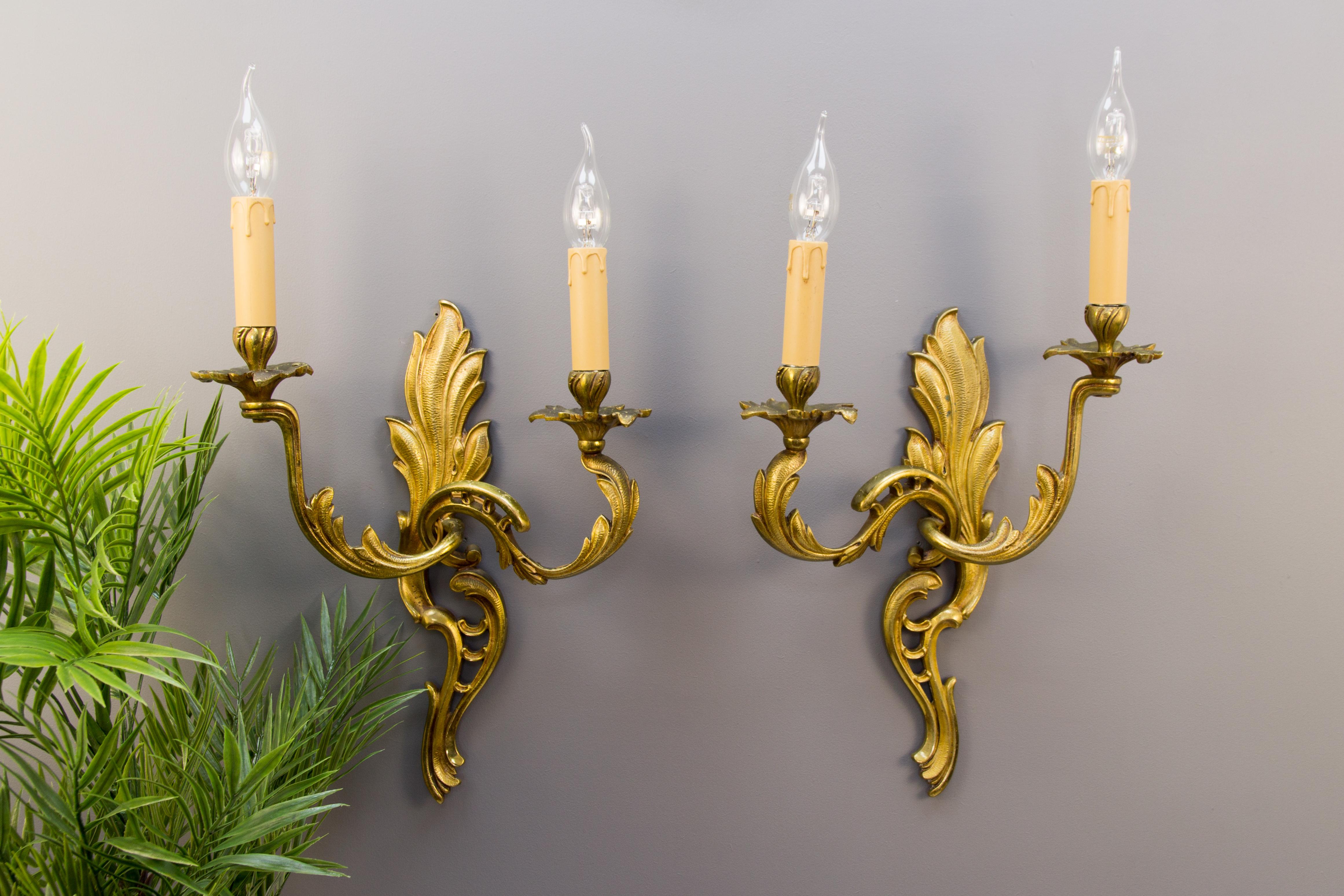 Milieu du XXe siècle Paire d'Appliques à Deux Lumières en Bronze de Style Louis XV Français en vente