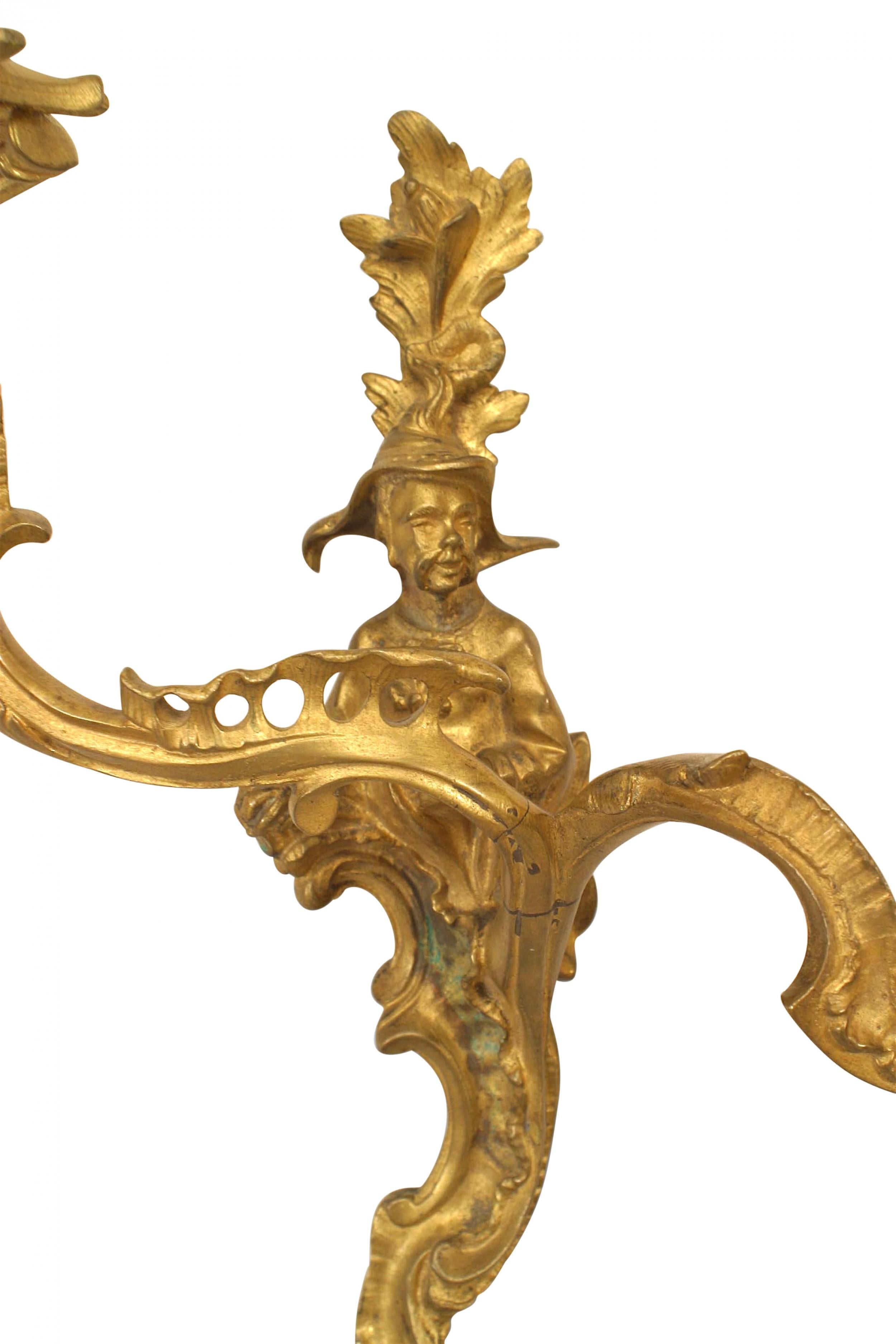 PAR de apliques de pared de bronce de 2 brazos de estilo Luis XV francés (siglo XX) con figuras de la Chinoiserie y diseño de volutas. (PRECIO POR PAR)
