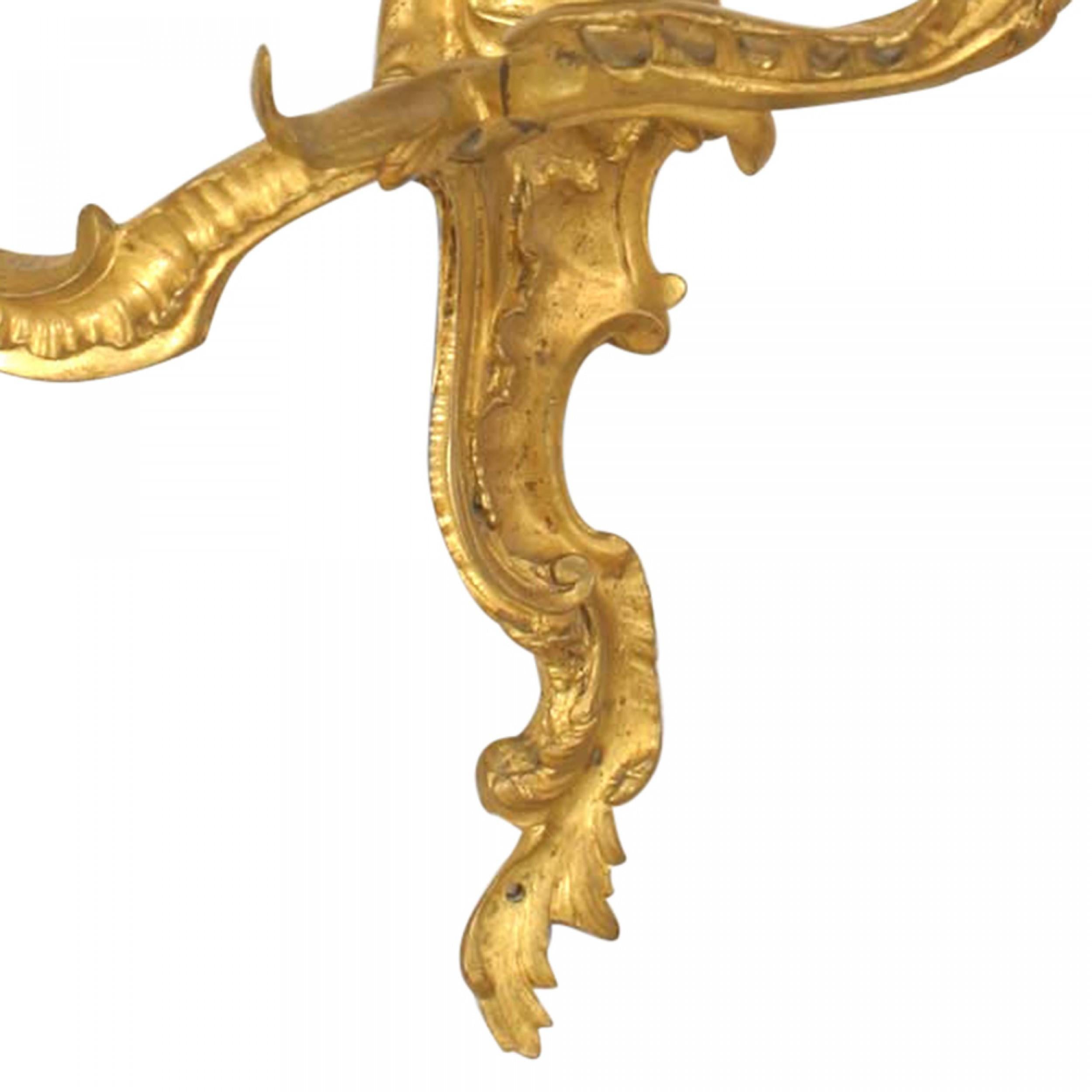 Pareja de Apliques de Bronce Franceses Estilo Luis XV en Bueno estado para la venta en Queens, NY
