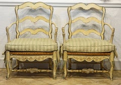 Paire de chaises bergères françaises de style Louis XV:: sculptées et peintes:: 20ème siècle