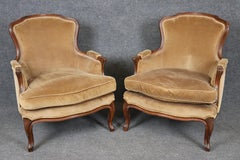 Coppia di sedie bergere francesi intagliate in stile Luigi XV