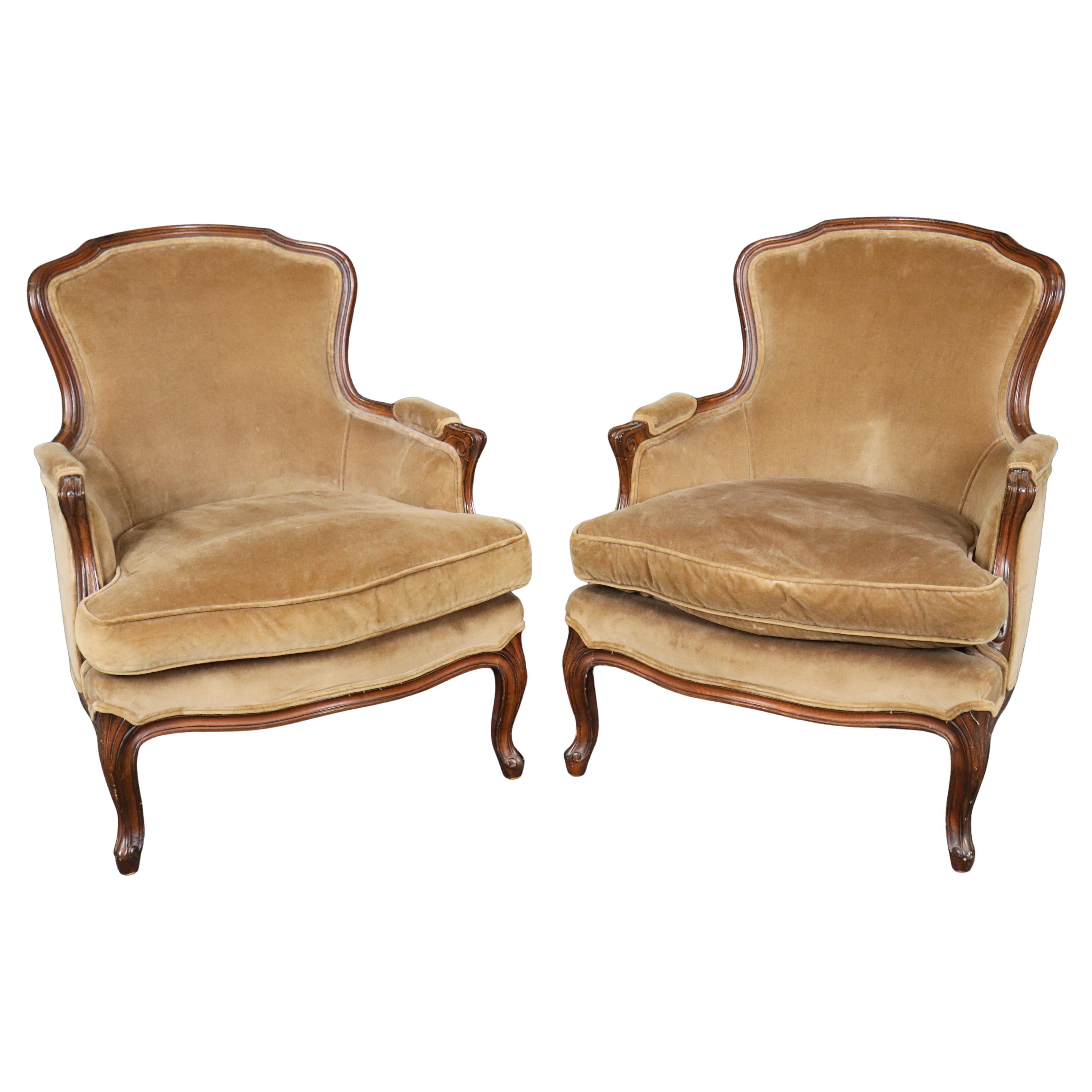 Paire de chaises bergères sculptées de style Louis XV
