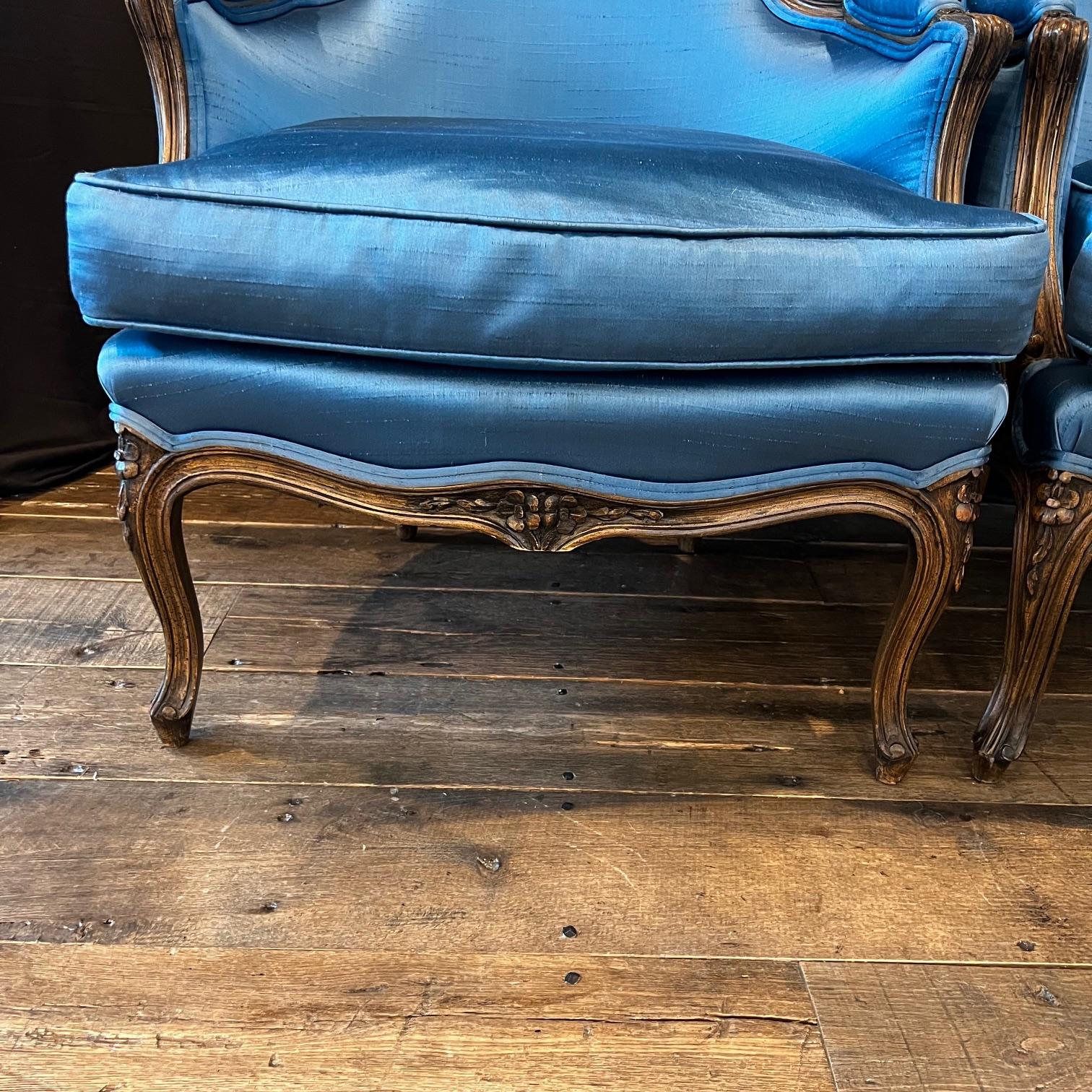 Paar französische geschnitzte azurblaue gepolsterte Sessel im Louis XV-Stil im Angebot 3