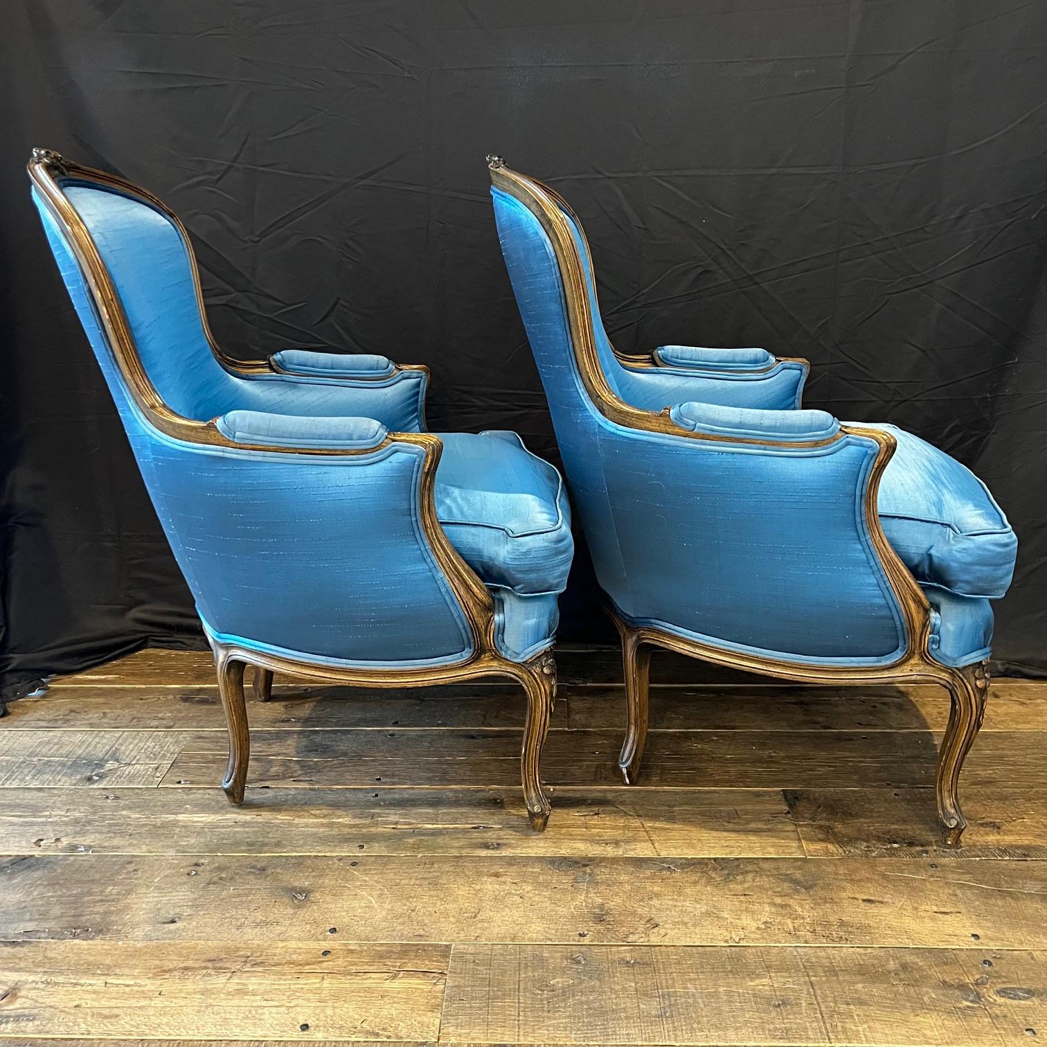 Paar französische geschnitzte azurblaue gepolsterte Sessel im Louis XV-Stil (Louis XV.) im Angebot
