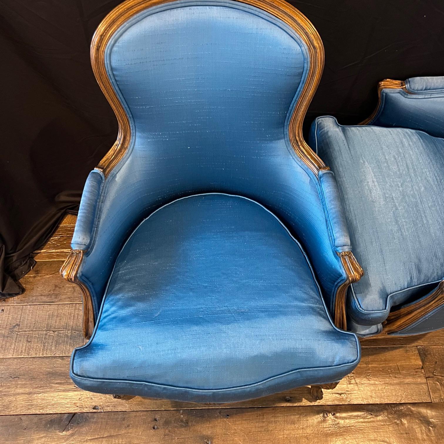Paar französische geschnitzte azurblaue gepolsterte Sessel im Louis XV-Stil (Polster) im Angebot