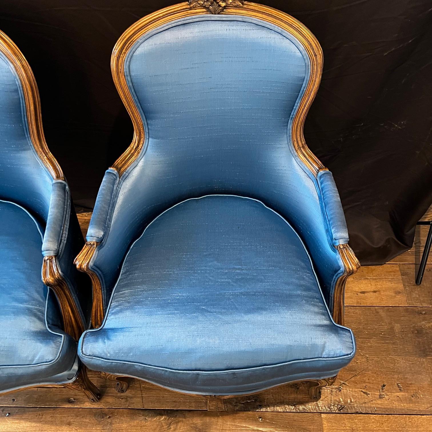 Paar französische geschnitzte azurblaue gepolsterte Sessel im Louis XV-Stil im Angebot 1