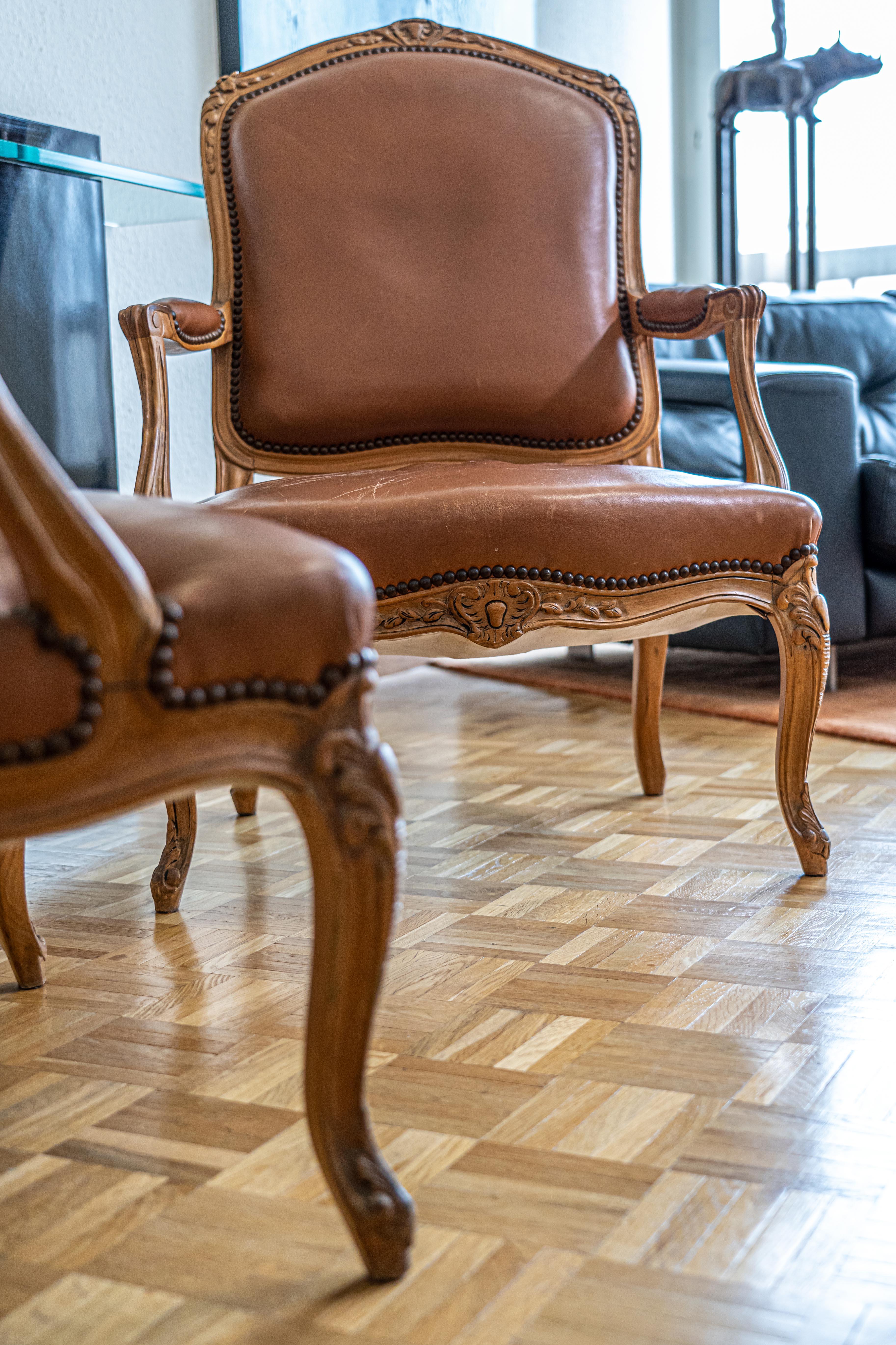 Paar Sessel im Louis XV-Stil vom Ende des 19. Jahrhunderts aus Eichenholz in perfektem Zustand und gepolstert in einem kamelfarbenen Leder.
  