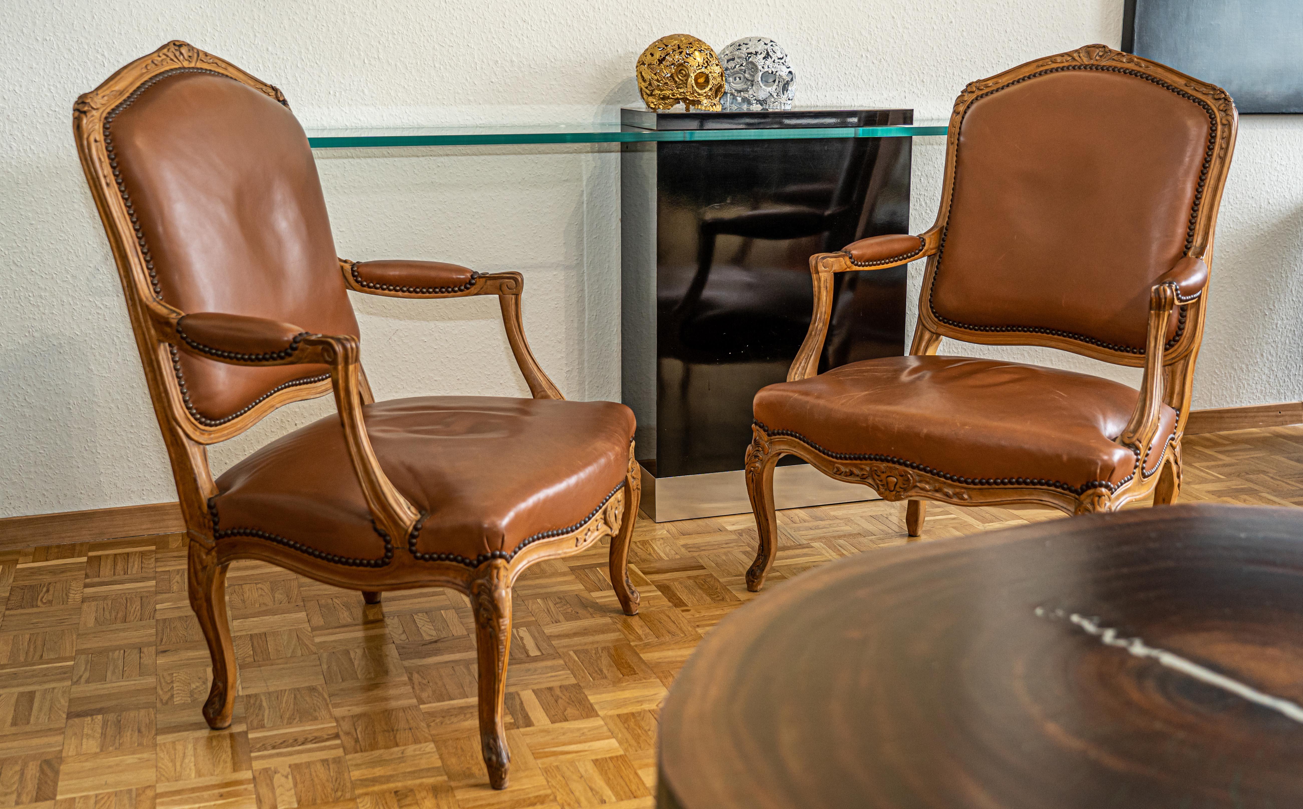 Paar französische Sessel aus geschnitztem Eichenholz und Leder im Louis-XV-Stil (Louis XV.) im Angebot