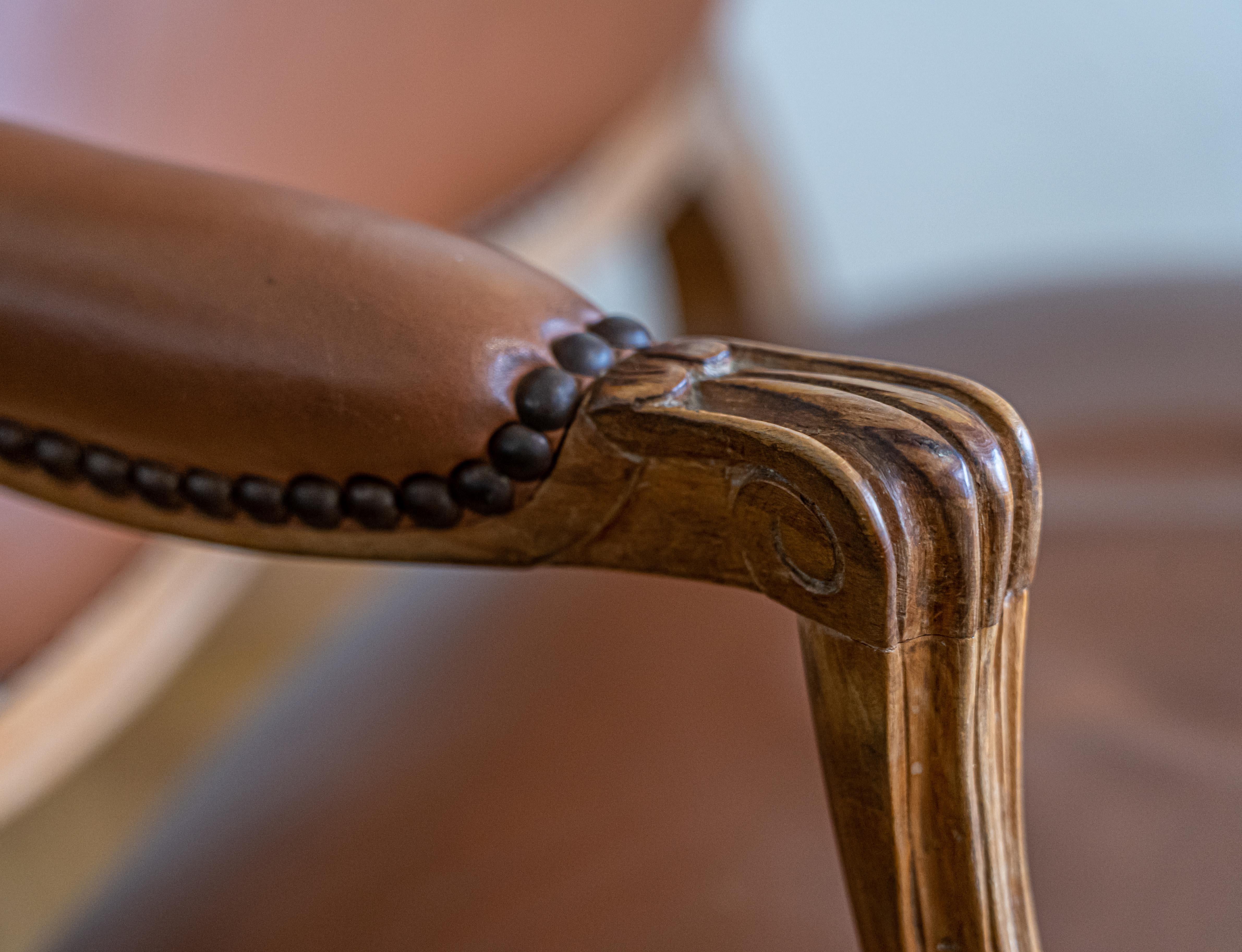 Paar französische Sessel aus geschnitztem Eichenholz und Leder im Louis-XV-Stil (Geschnitzt) im Angebot