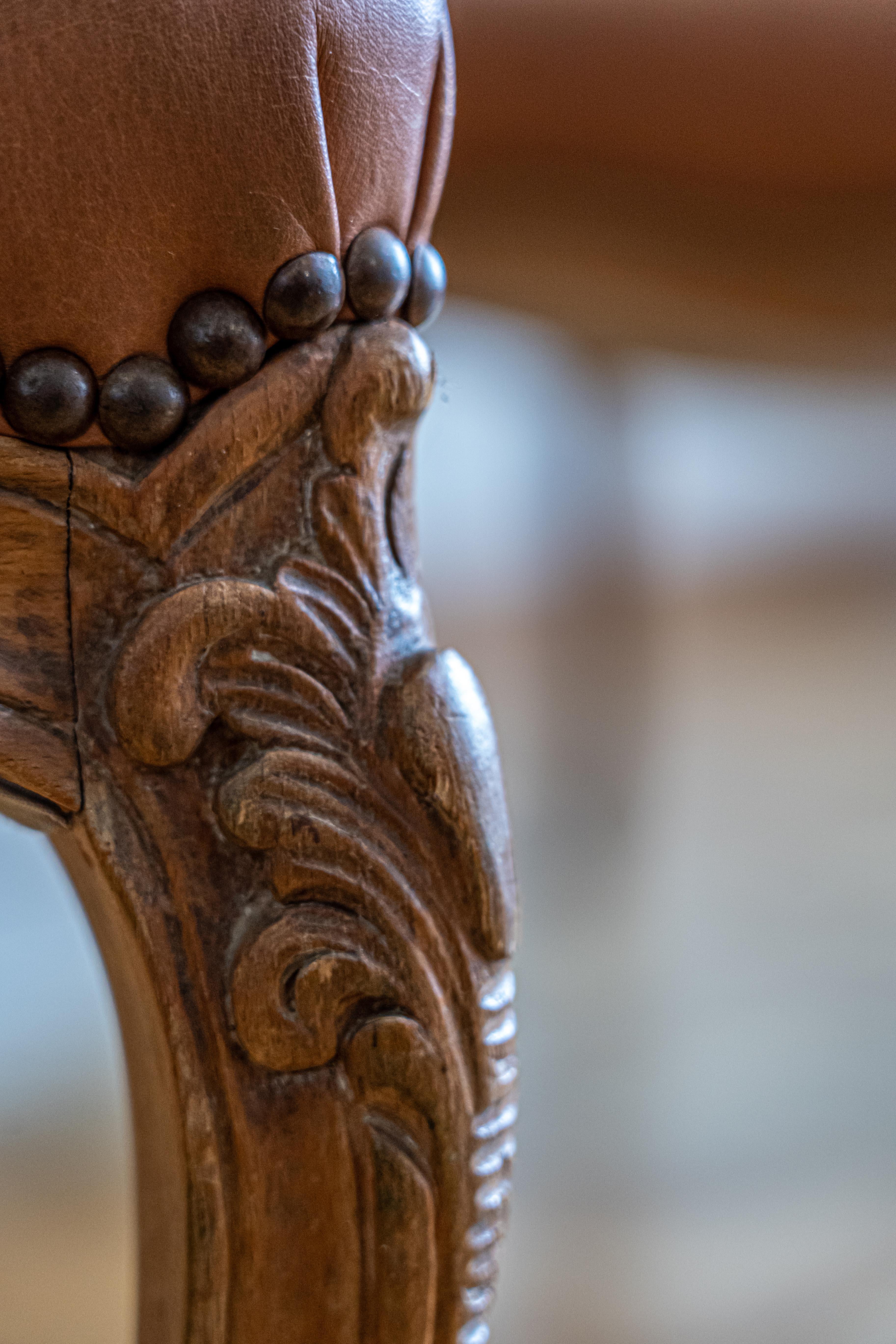 Paar französische Sessel aus geschnitztem Eichenholz und Leder im Louis-XV-Stil im Zustand „Gut“ im Angebot in Miami, FL