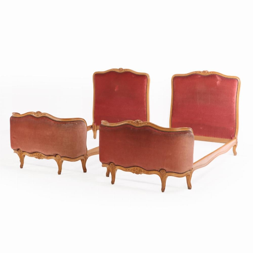 Chaque lit est doté d'un cadre en bois finement sculpté avec des motifs rococo caractéristiques - volutes et détails floraux - reflétant le charme ornemental du design français du XVIIIe siècle.

Les têtes et les pieds de lit sont généreusement