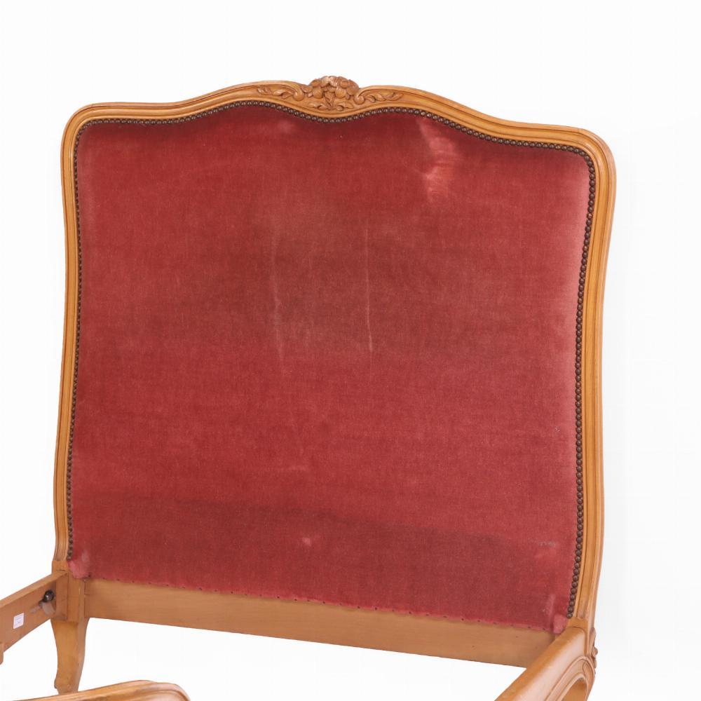 Français Paire de lits jumeaux sculptés de style Louis XV, C. 1940 en vente