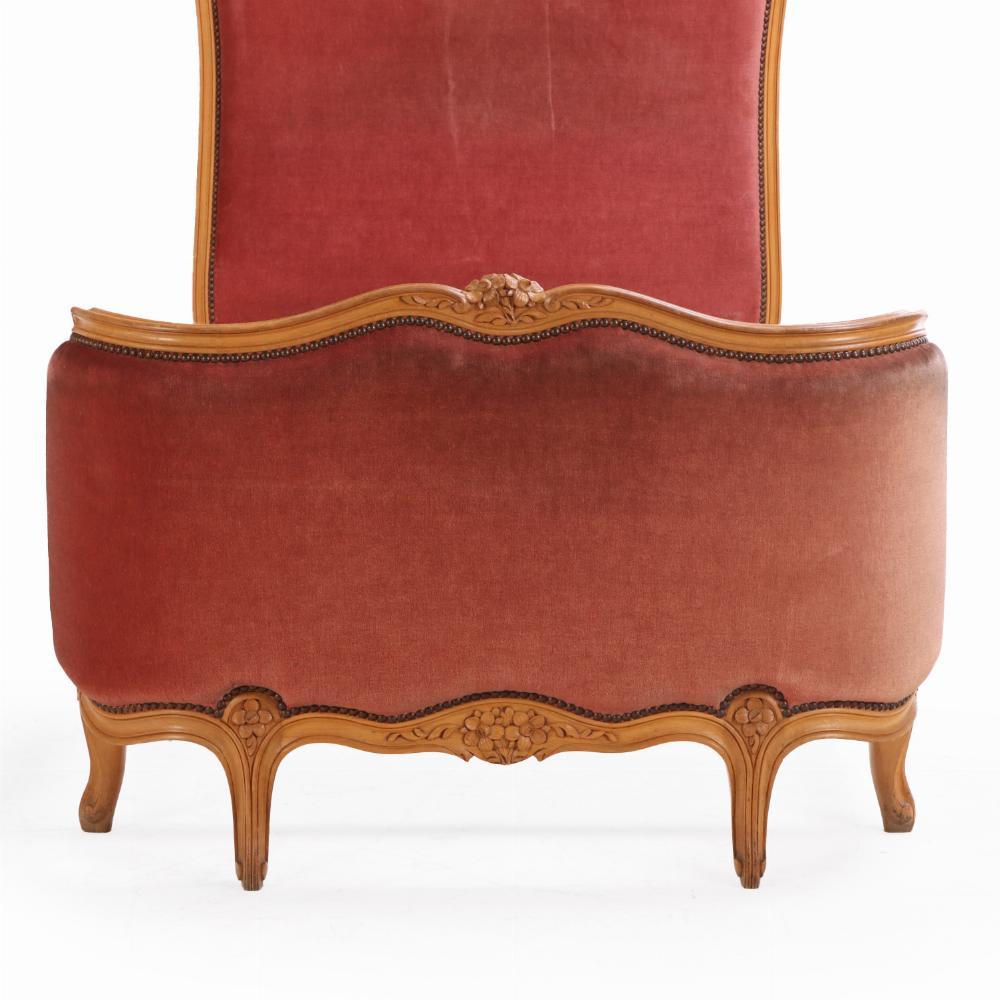 Paire de lits jumeaux sculptés de style Louis XV, C. 1940 Bon état - En vente à Philadelphia, PA