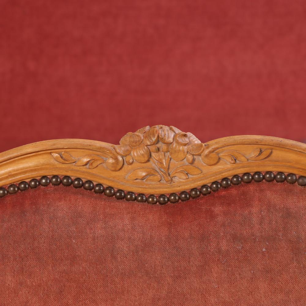 20ième siècle Paire de lits jumeaux sculptés de style Louis XV, C. 1940 en vente