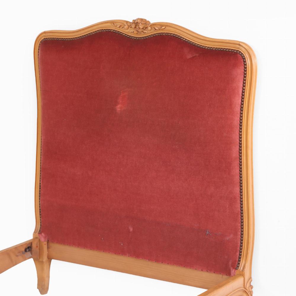 Tissu d'ameublement Paire de lits jumeaux sculptés de style Louis XV, C. 1940 en vente