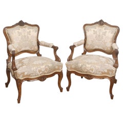 Paire de fauteuils en noyer sculpté de style Louis XV