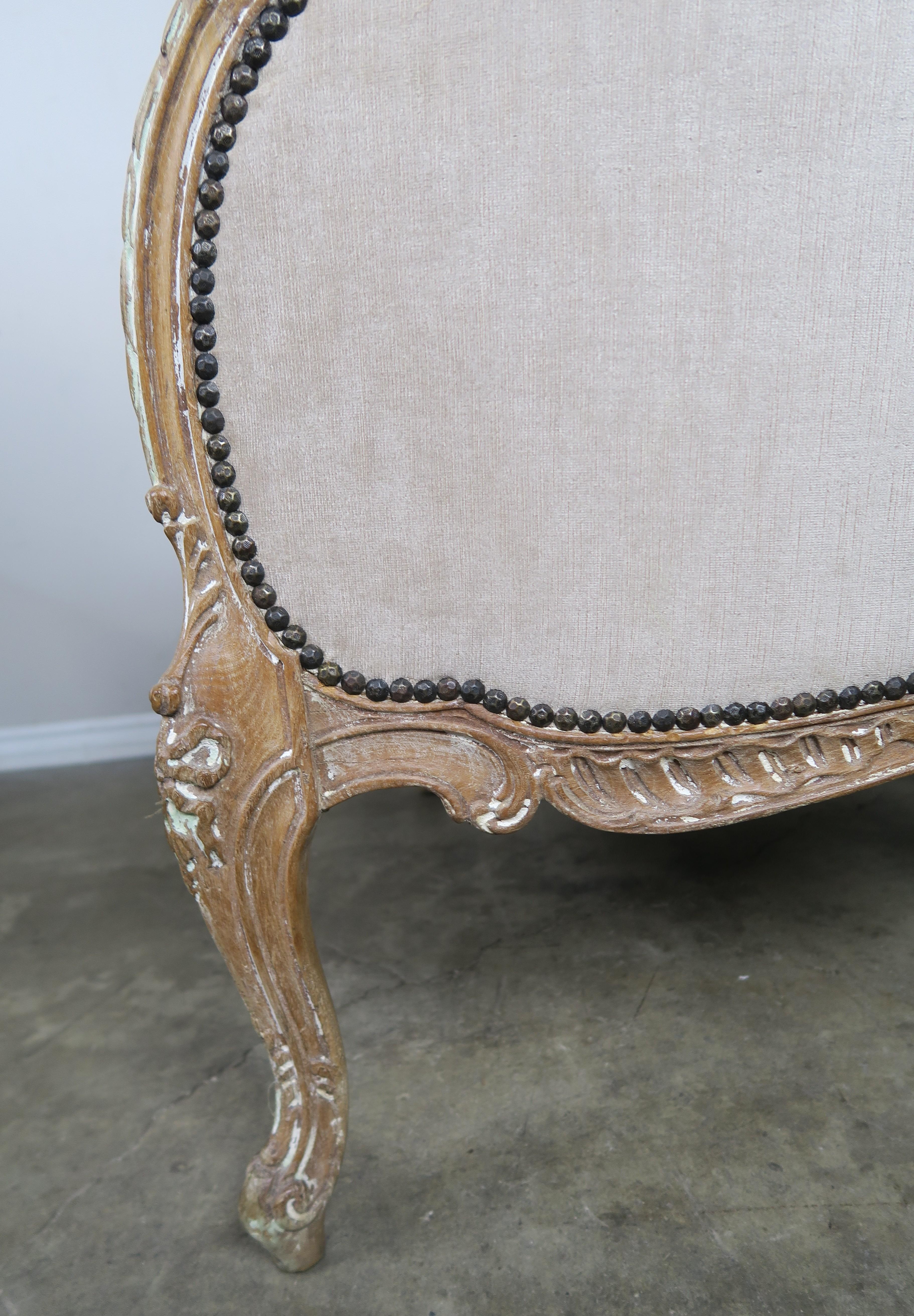 Pair of French Louis XV Style Cream Velvet Upholstered Bergeres, circa 1930s im Zustand „Starke Gebrauchsspuren“ in Los Angeles, CA