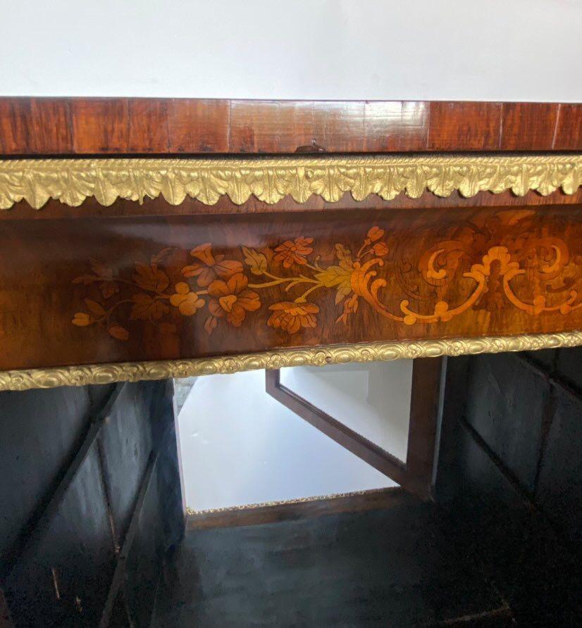 Paar französische Vitrinenschränke im Louis-XV-Stil im Zustand „Gut“ im Angebot in Los Angeles, CA
