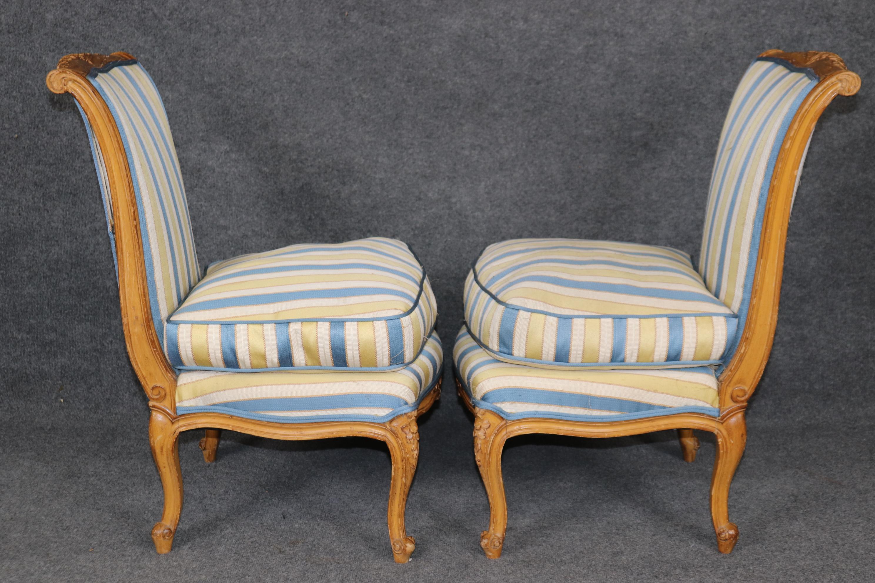 Francese Coppia di sedie da salotto francesi in stile Luigi XV con tappezzeria a righe in vendita