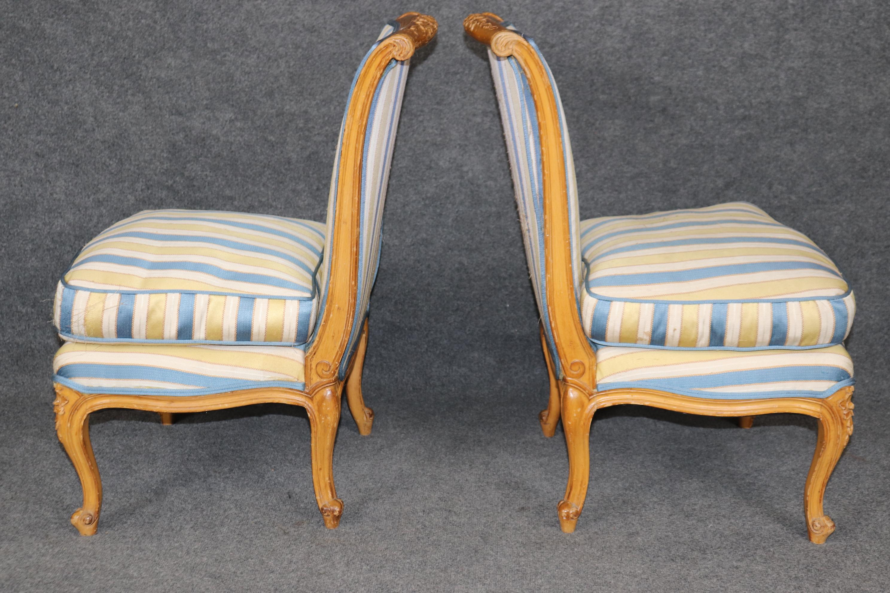 Coppia di sedie da salotto francesi in stile Luigi XV con tappezzeria a righe In condizioni buone in vendita a Swedesboro, NJ