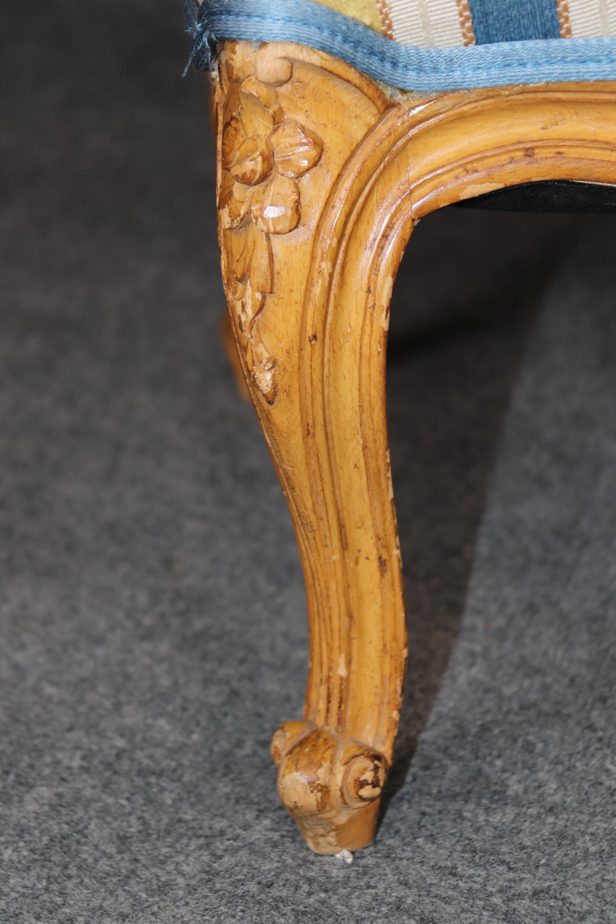 Tappezzeria Coppia di sedie da salotto francesi in stile Luigi XV con tappezzeria a righe in vendita