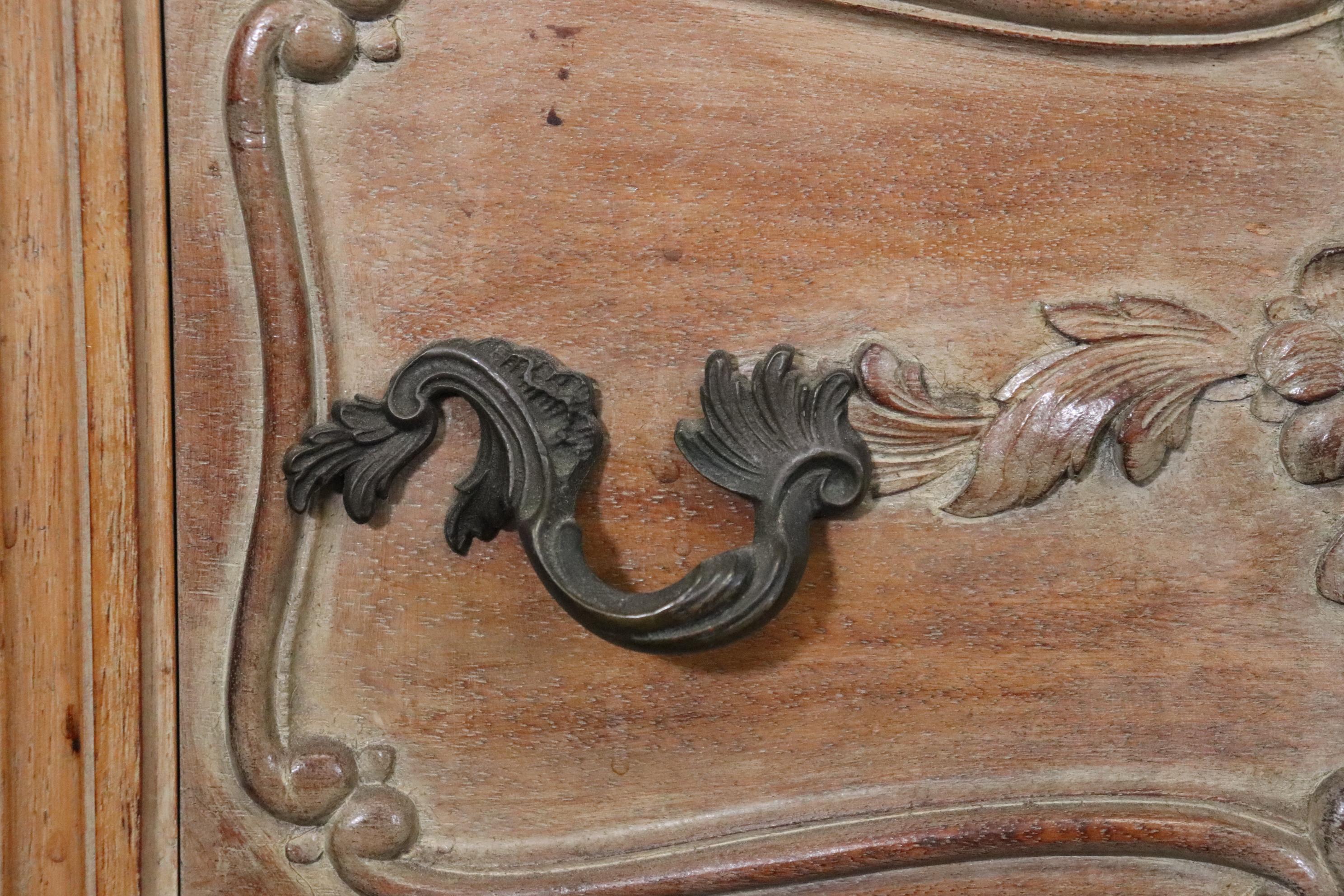 Paar französische Kommoden mit Marmorplatte im Louis-XV-Stil im Stil von Louis XV. im Used-Stil im Angebot 5