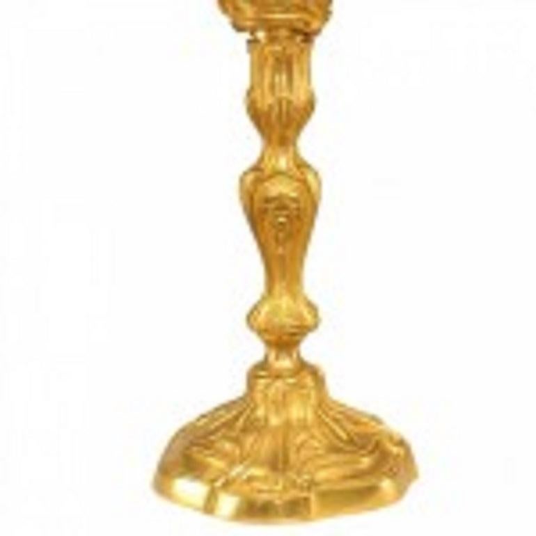 Doré Paire de candélabres français de style Louis XV à cinq lumières en bronze doré en vente