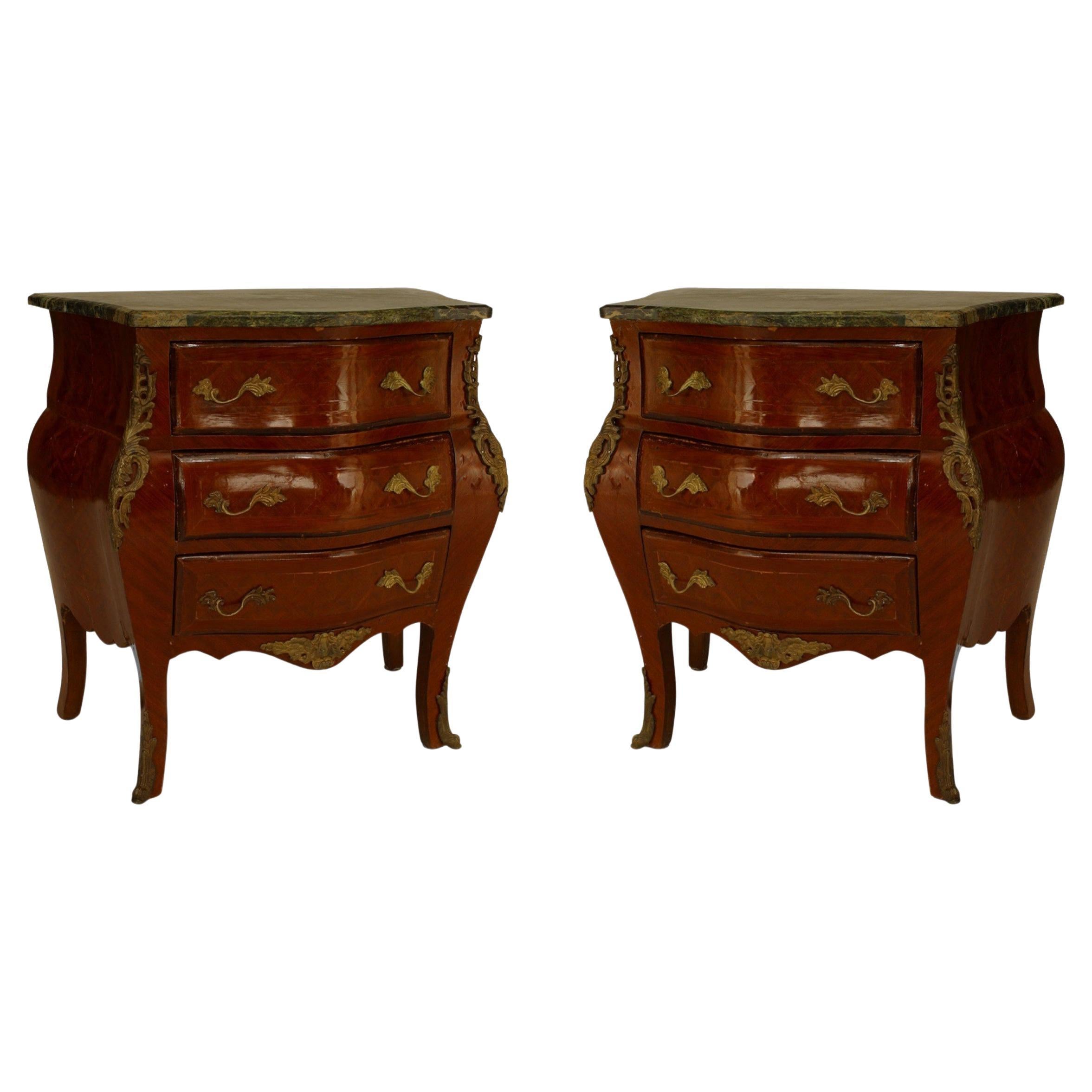 Paire de tables de chevet bombées de style Louis XV en bois fruitier et marbre vert