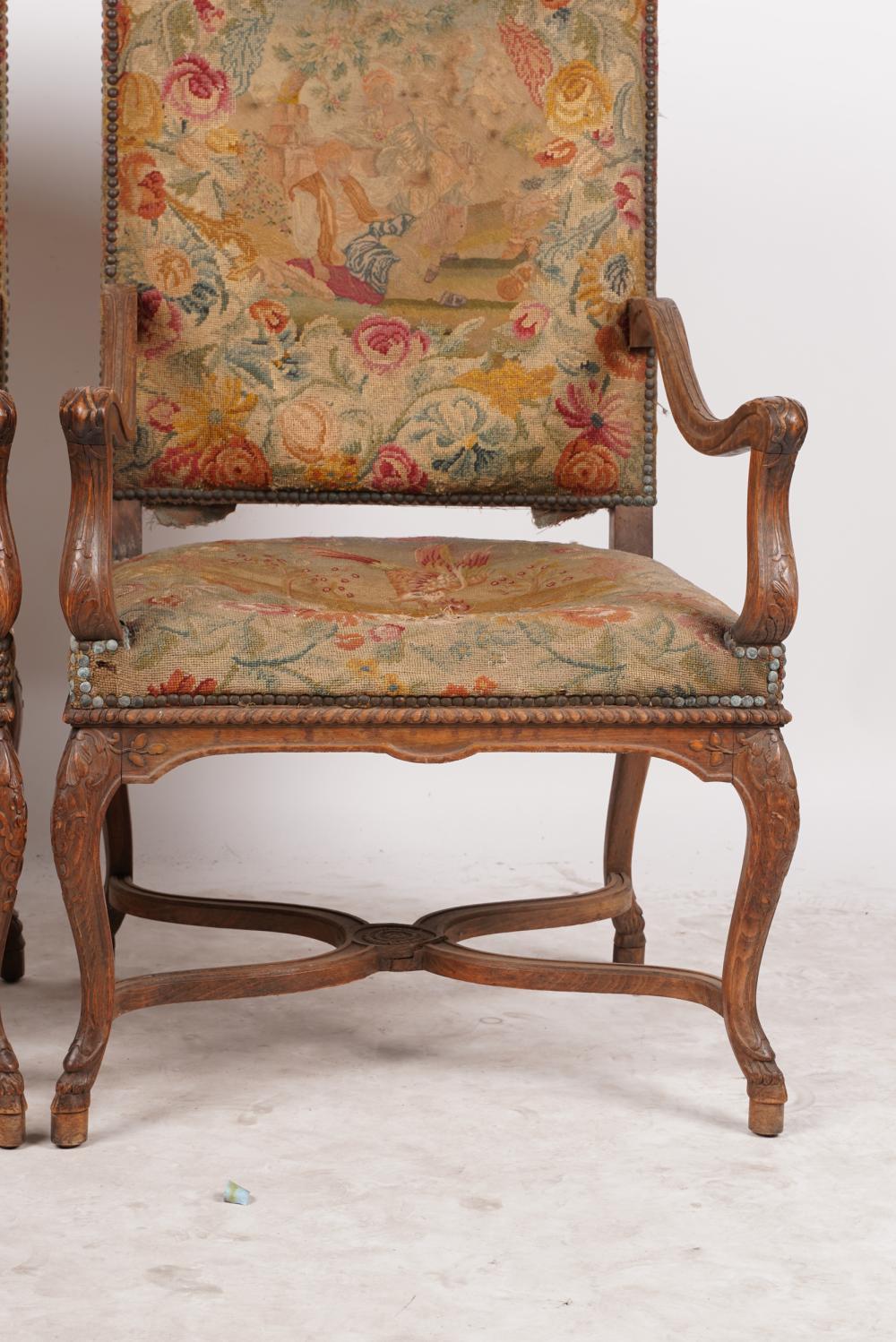 Paire de fauteuils Fauteuil en bois fruitier d'époque Directoire français vers 1800. Rembourrage en tissu strié bleu clair avec des brins blancs. Assise du siège à ressort hélicoïdal. Finition vieillie.