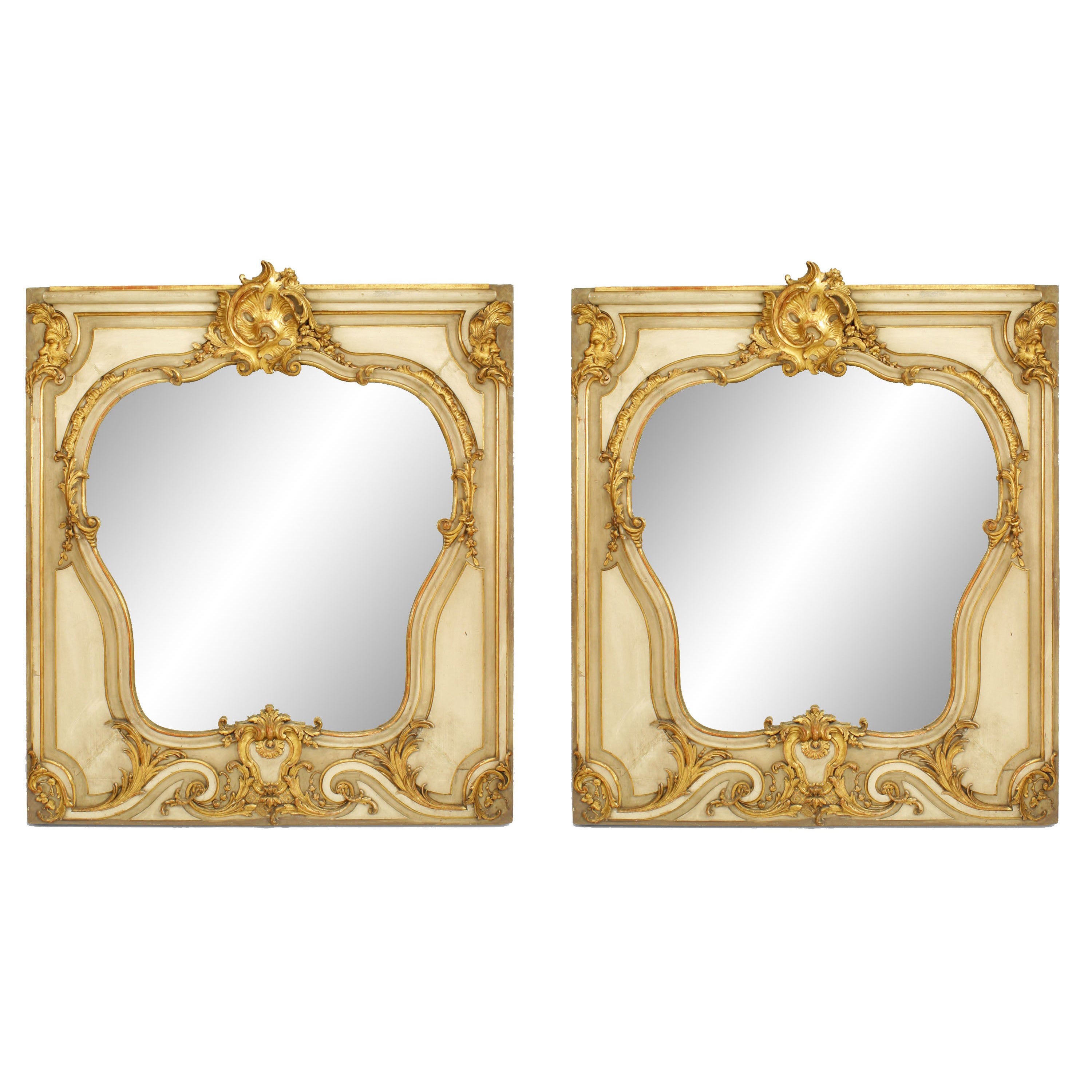 Paire de miroirs muraux de style Louis XV français peints en doré et beige en vente