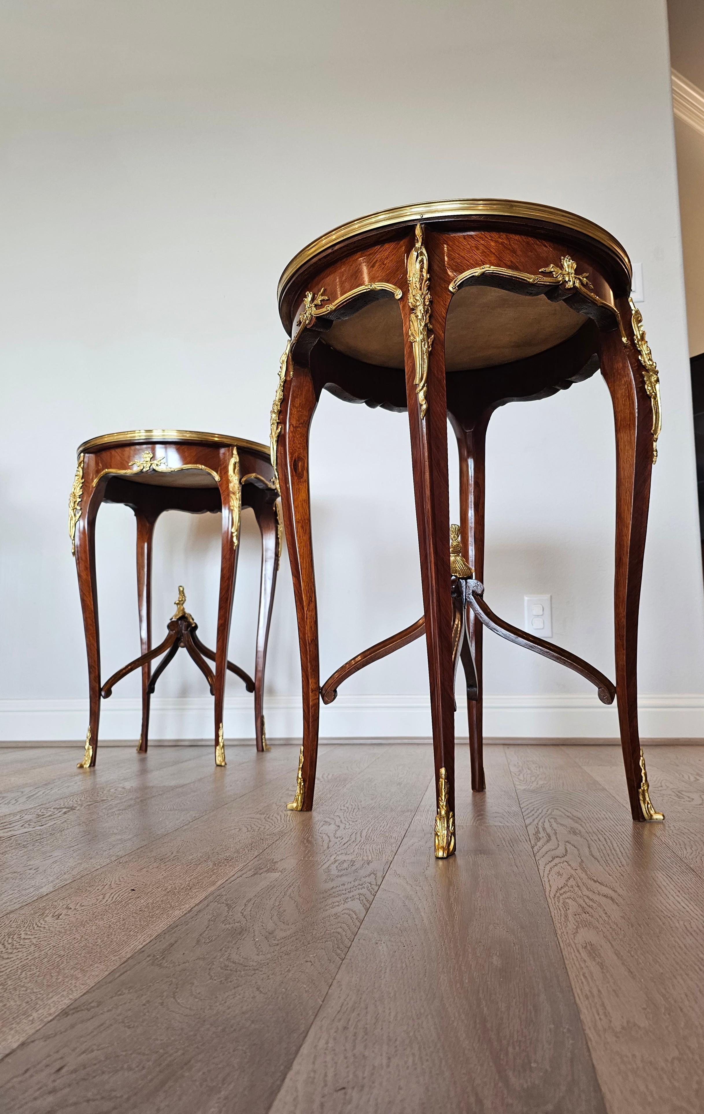 Paire de tables d'appoint en bois de roi de style Louis XV, montées sur bronze doré en vente 4