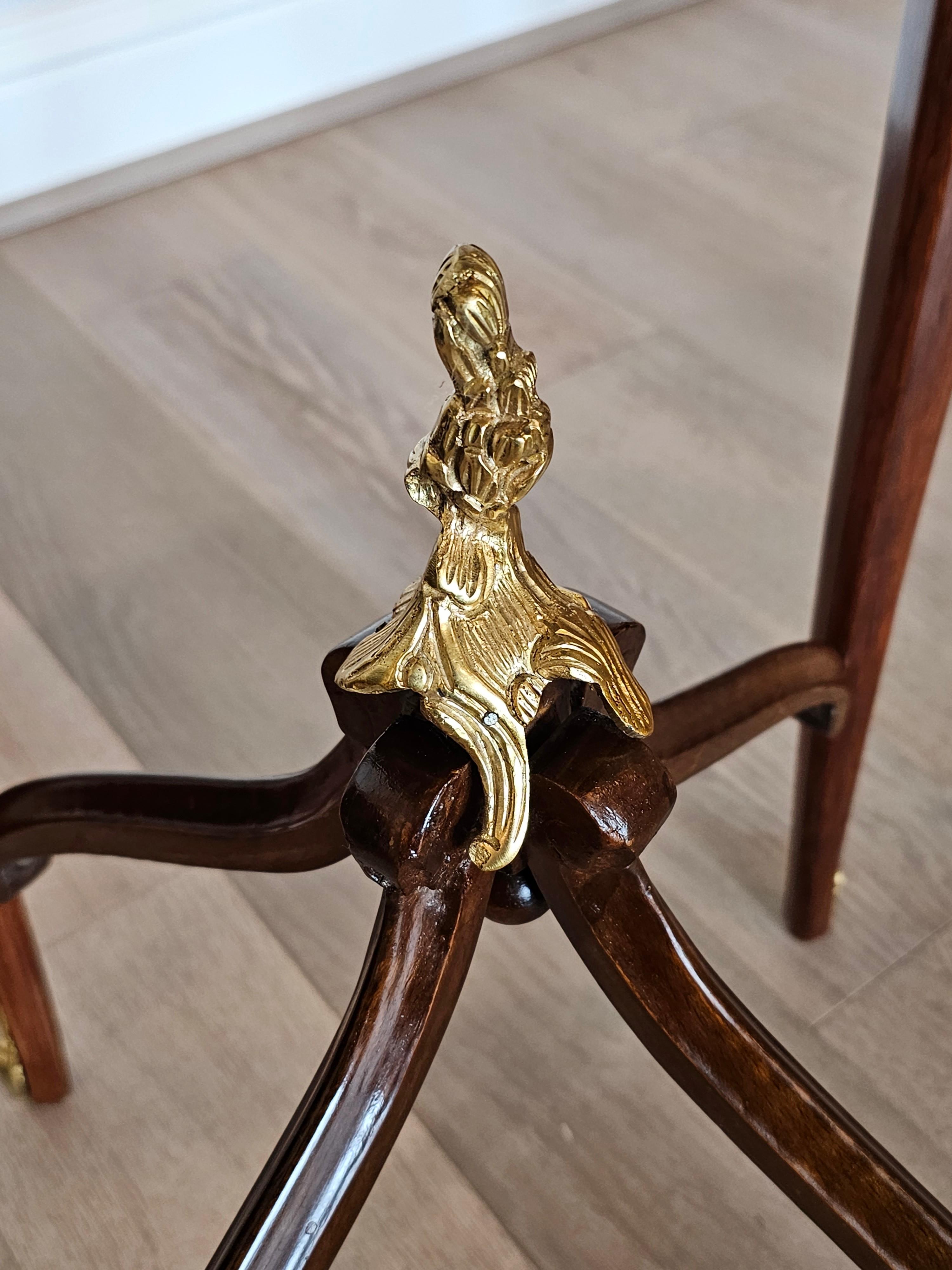 Paire de tables d'appoint en bois de roi de style Louis XV, montées sur bronze doré en vente 7