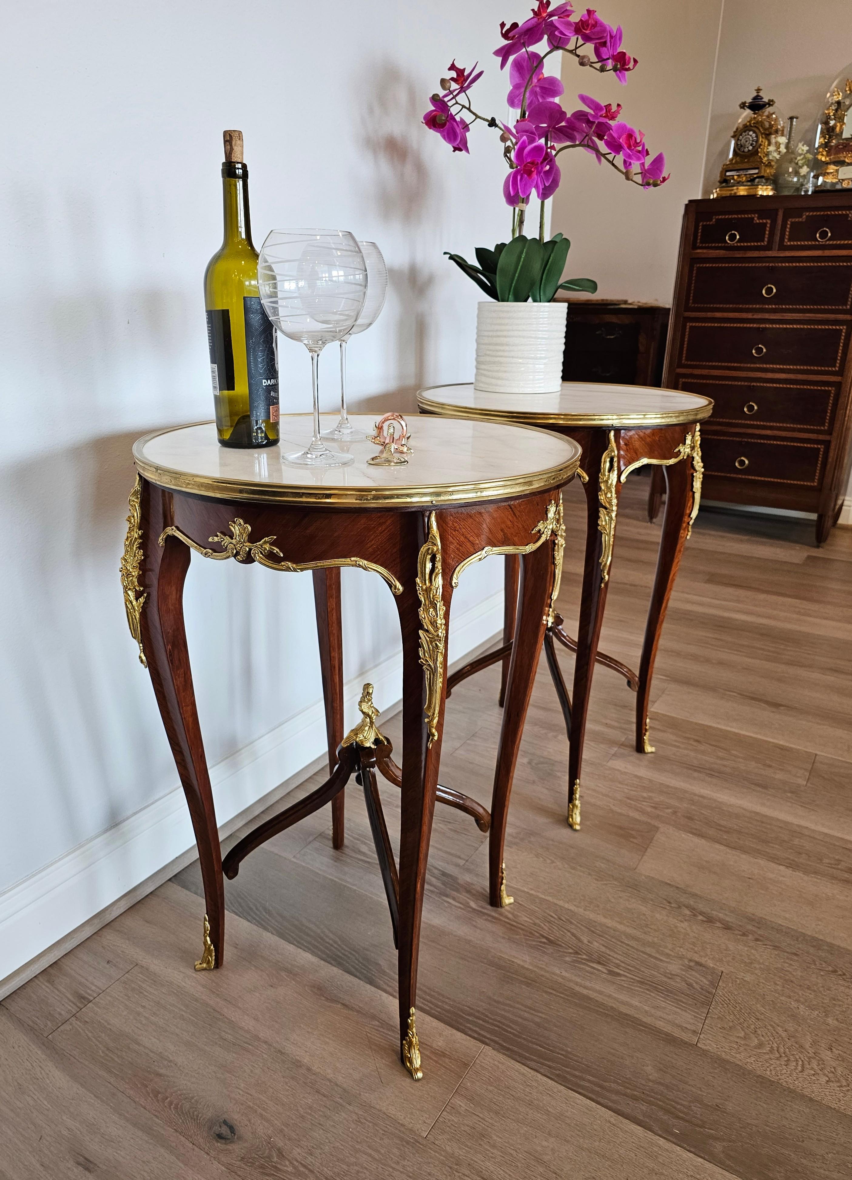 Paire de tables d'appoint en bois de roi de style Louis XV, montées sur bronze doré en vente 13