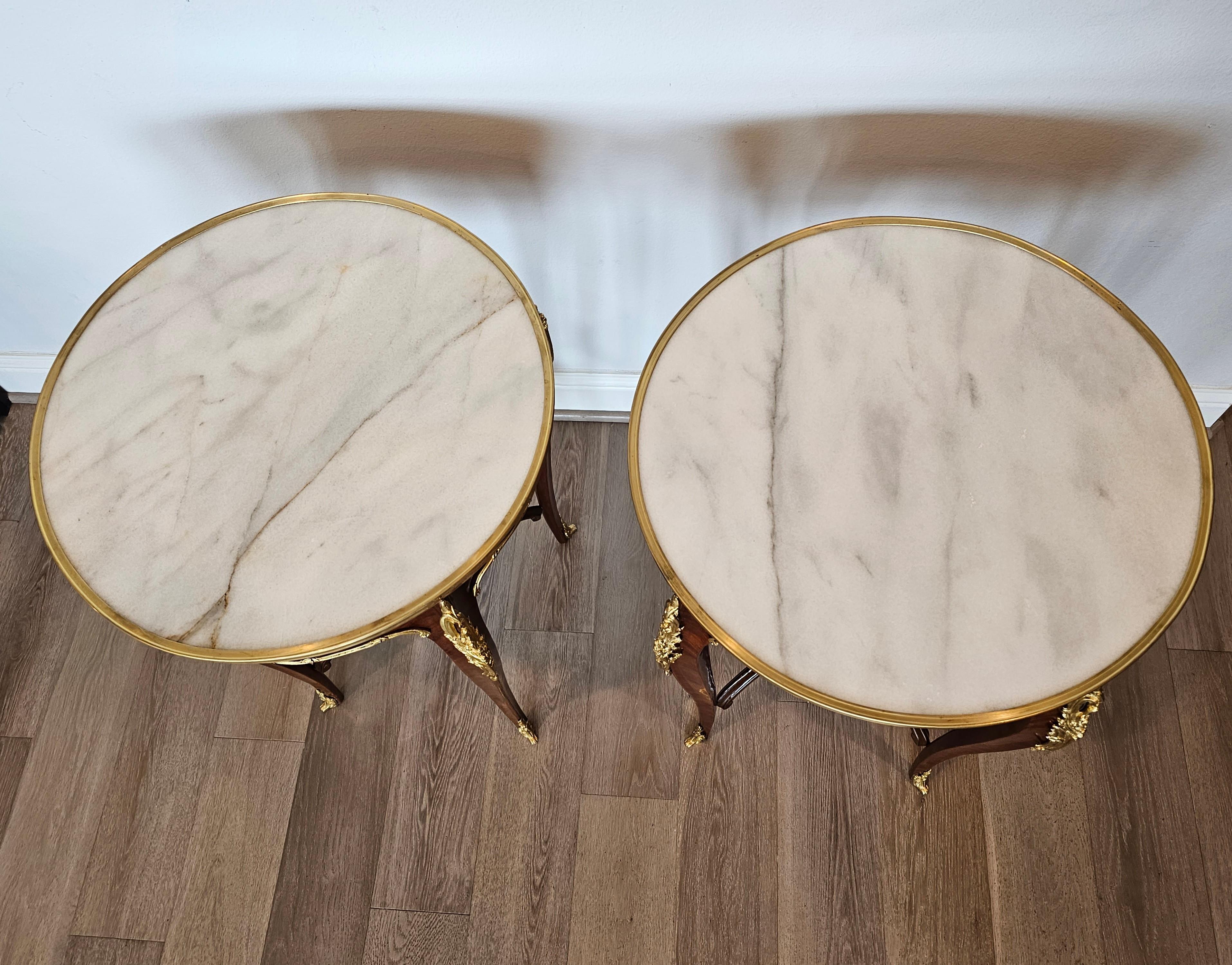 Paire de tables d'appoint en bois de roi de style Louis XV, montées sur bronze doré en vente 2