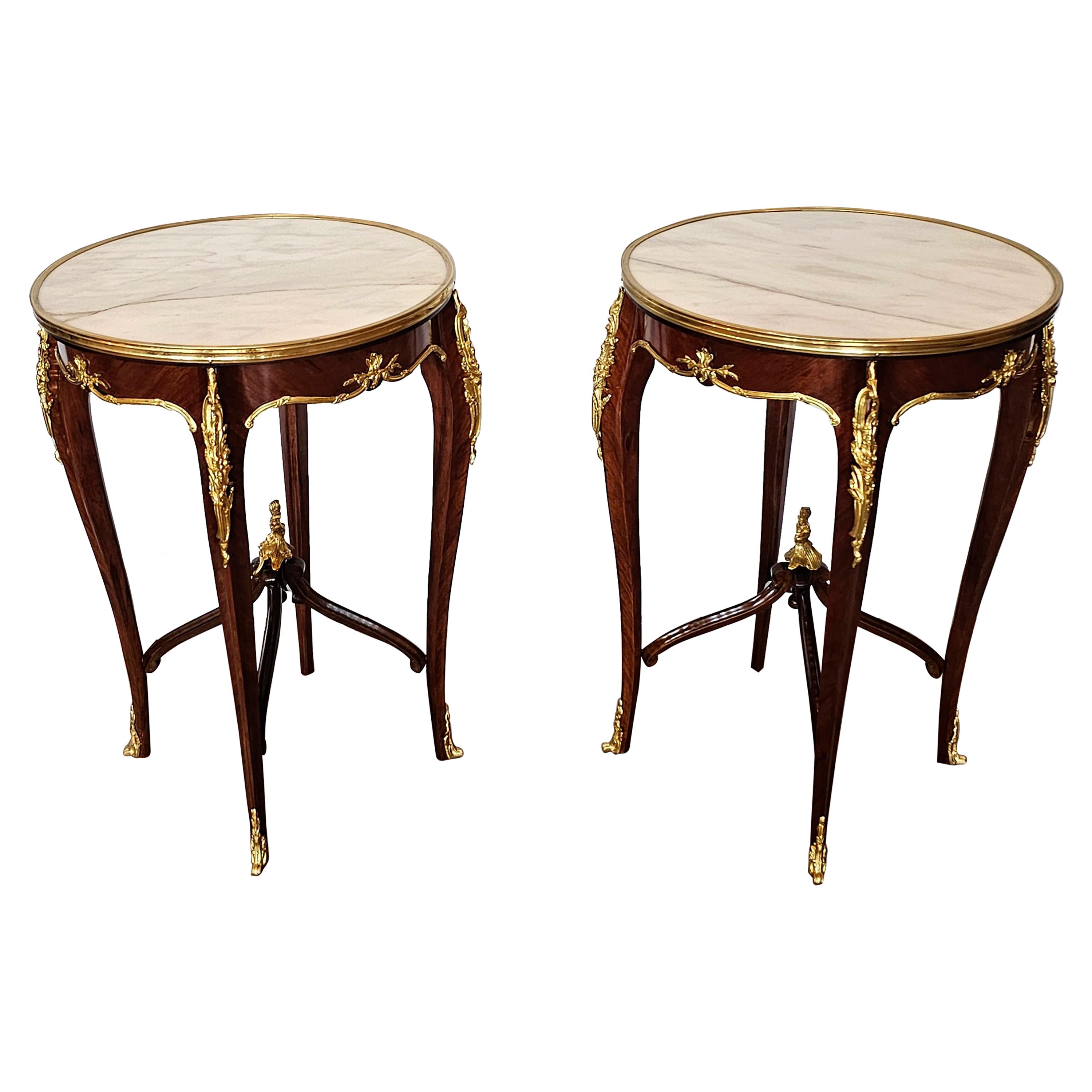 Coppia di tavolini francesi in stile Luigi XV con montatura in bronzo dorato e legno di Re